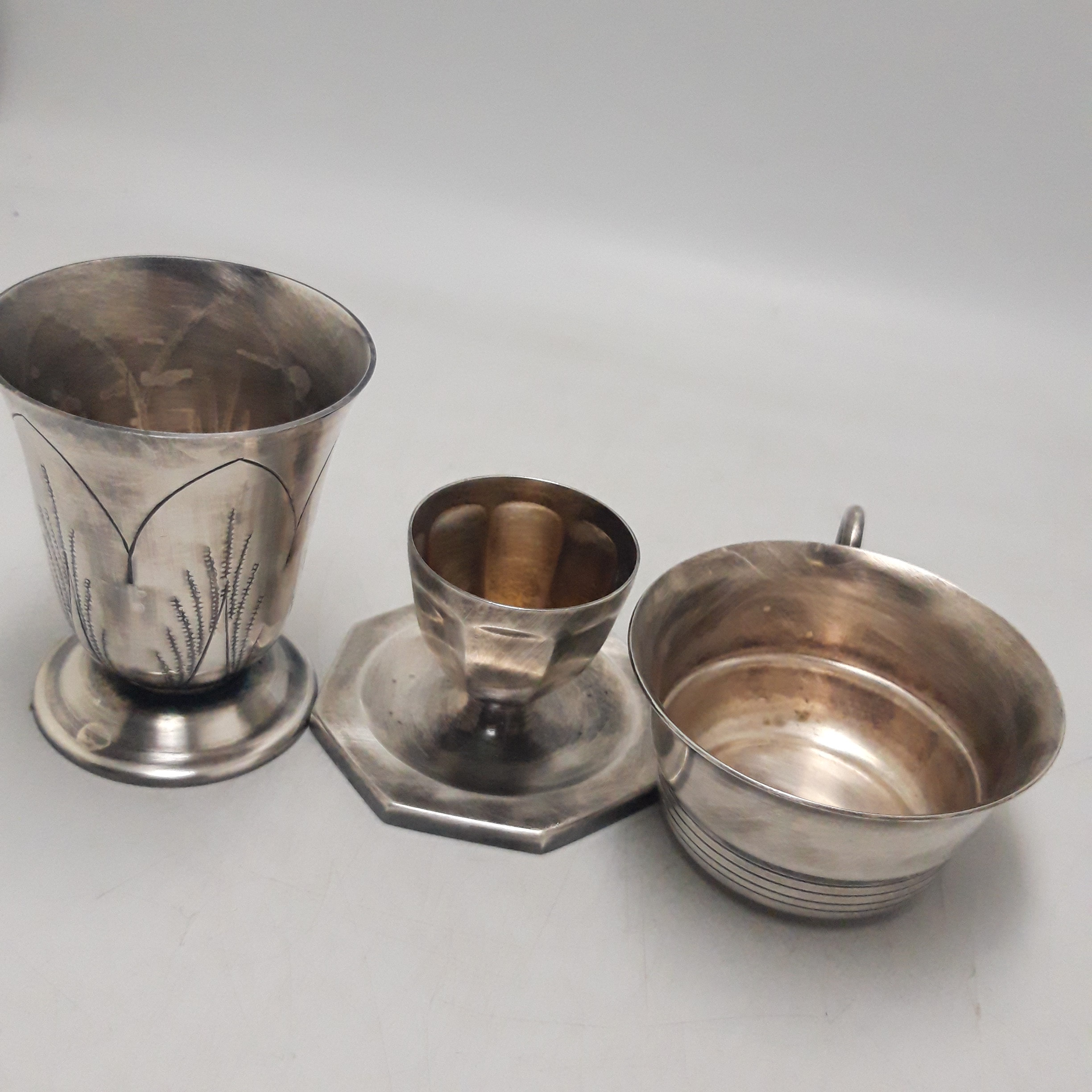 Voir photo 6 de 2 tasses et 1 coquetier en métal argenté 2 tasses et 1 coquetier en métal argenté Bon état reconditionné photo 6
