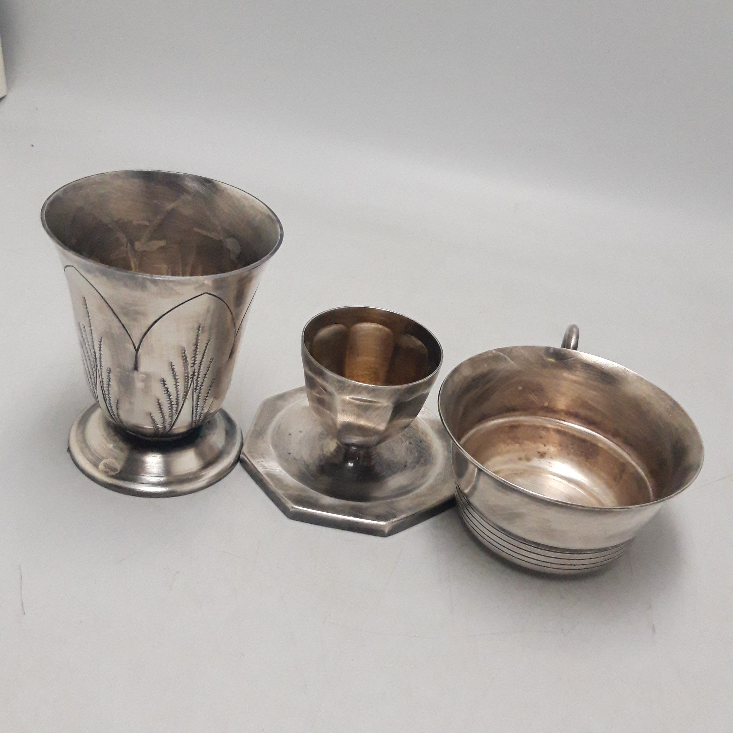 Voir photo 7 de 2 tasses et 1 coquetier en métal argenté 2 tasses et 1 coquetier en métal argenté Bon état reconditionné photo 7