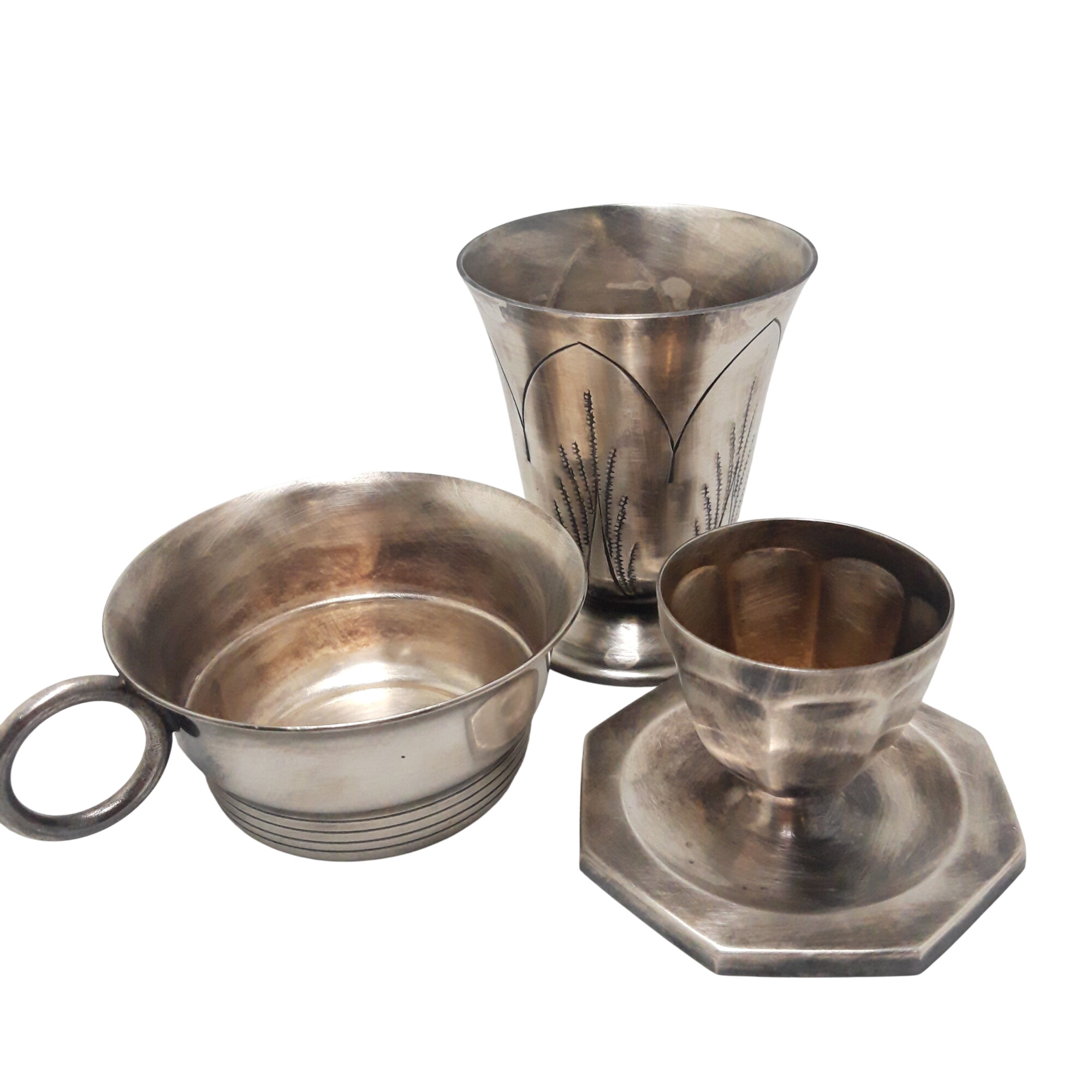 2 tasses et 1 coquetier en métal argenté Bon état - 21,00 € 2 tasses et 1 coquetier en métal argenté Bon état reconditionné disponible sur Label Emmaüs