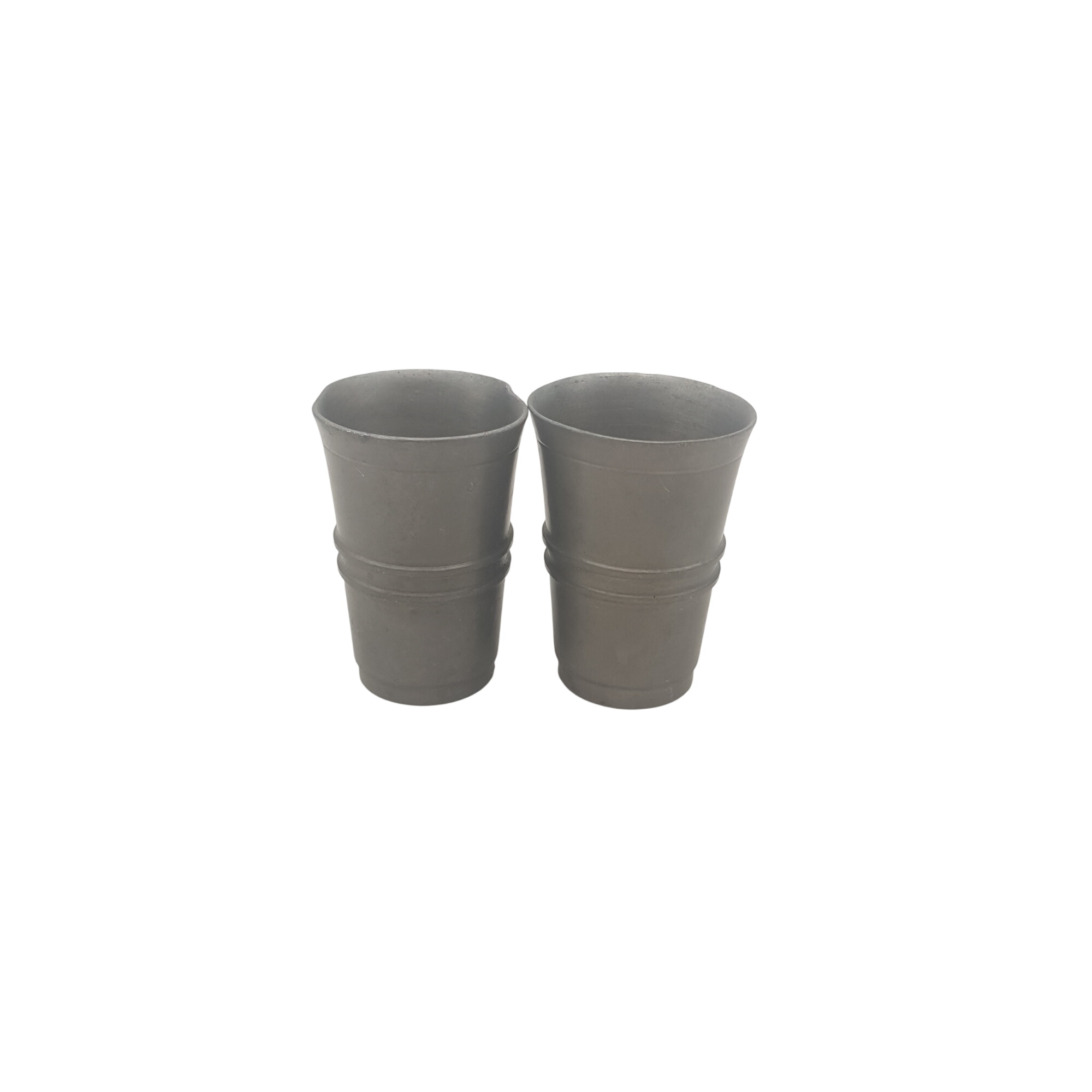 Acheter 2 verres à liqueur en étain fabriquée en France - 10,00 € 2 verres à liqueur en étain fabriquée en France reconditionné disponible sur Label Emmaüs