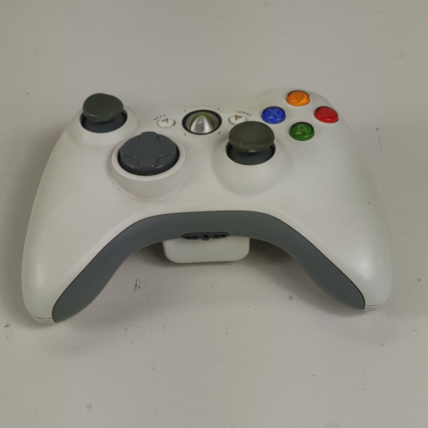 Voir photo 2 de 3 Manettes Officielles XBOX360 + 1 Cordon de connexion 3 Manettes Officielles XBOX360 + 1 Cordon de connexion Bon état reconditionné photo 2