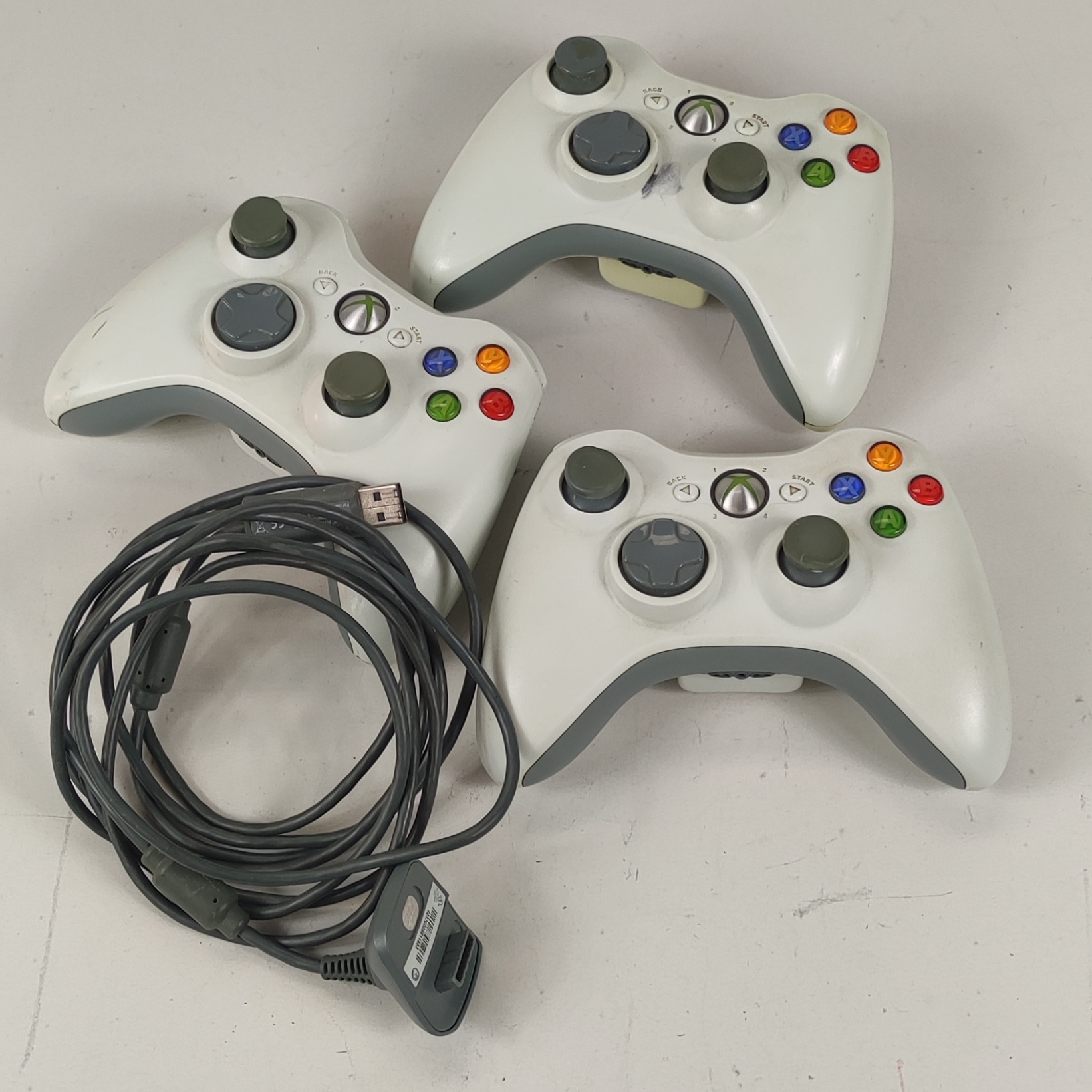 Acheter 3 Manettes Officielles XBOX360 + 1 Cordon de connexion Bon état - 30,00 € 3 Manettes Officielles XBOX360 + 1 Cordon de connexion Bon état reconditionné disponible sur Label Emmaüs