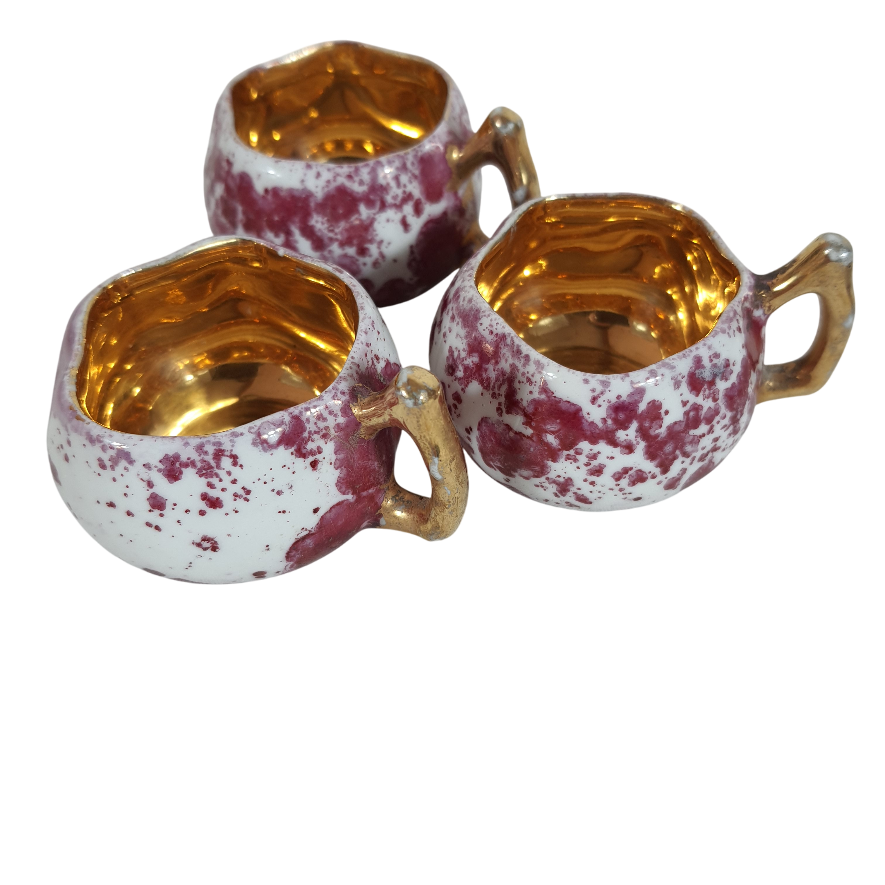 Acheter 3 mini tasses en porcelaine rouge blanc et doré Bon état - 10,00 € 3 mini tasses en porcelaine rouge blanc et doré Bon état reconditionné disponible sur Label Emmaüs