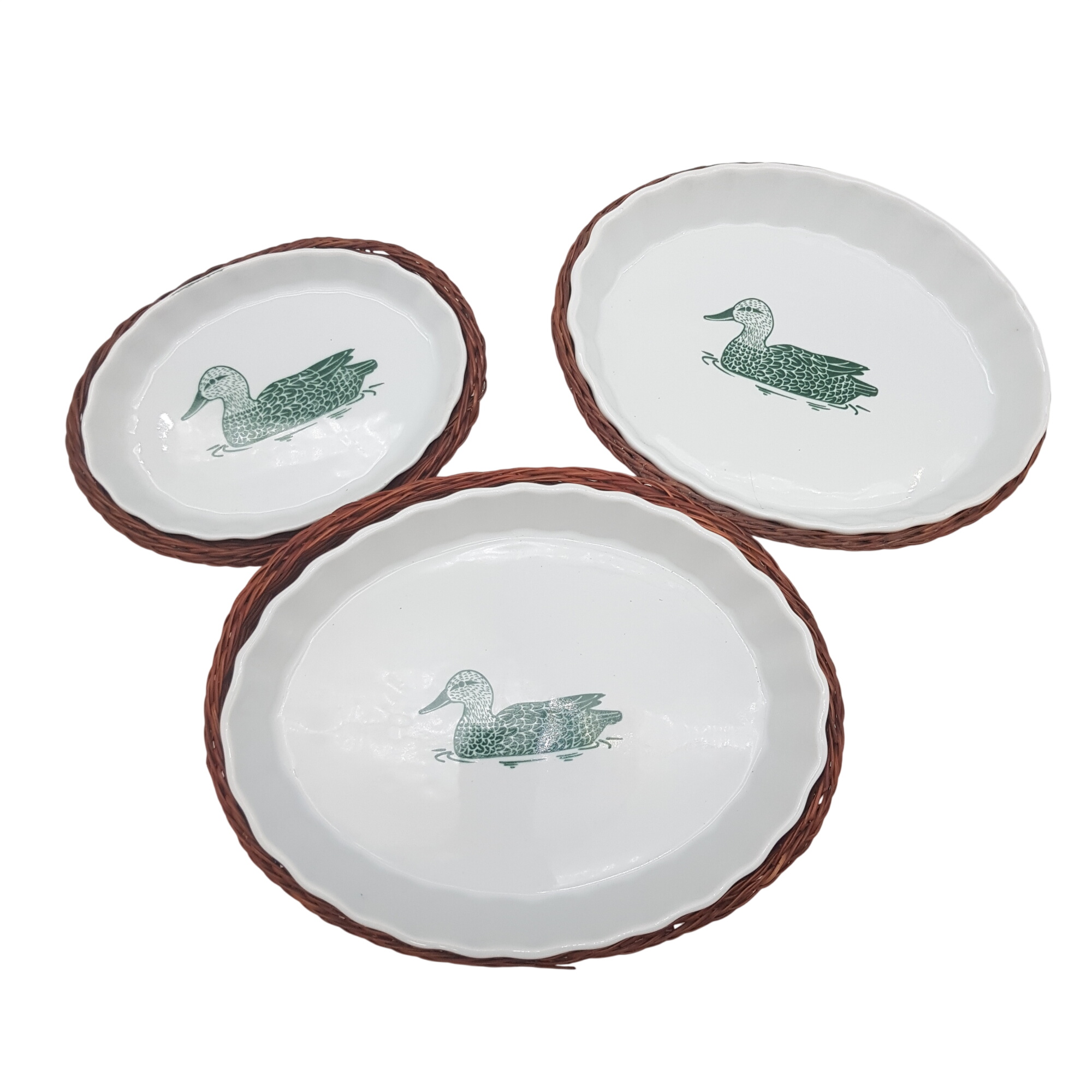 Acheter 3 plats gigognes ovales en céramique signés "Maïté" et leur support en osier Bon état - 20,00 € 3 plats gigognes ovales en céramique signés "Maïté" et leur support en osier Bon état reconditionné disponible sur Label Emmaüs