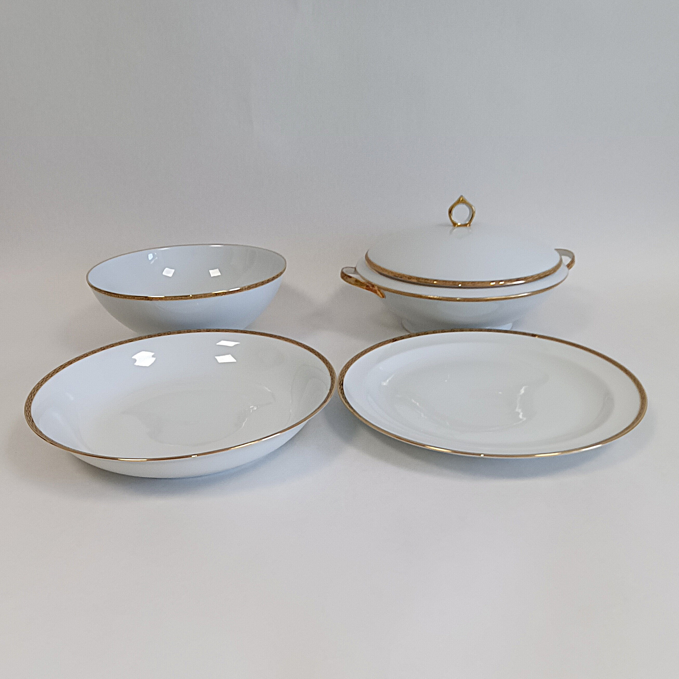 Voir photo 2 de 3 plats ronds et une soupière en porcelaine Limoges 3 plats ronds et une soupière en porcelaine Limoges Très bon état reconditionné photo 2