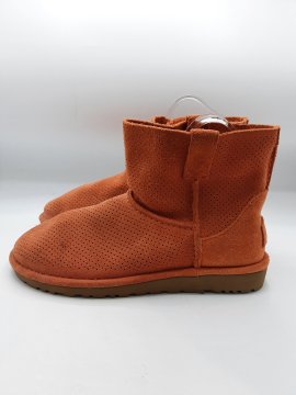 Acheter 3179 Bottines UGG orange de seconde main - 35,00 € 3179 Bottines UGG orange de seconde main UGG reconditionné disponible sur Claquettes Market