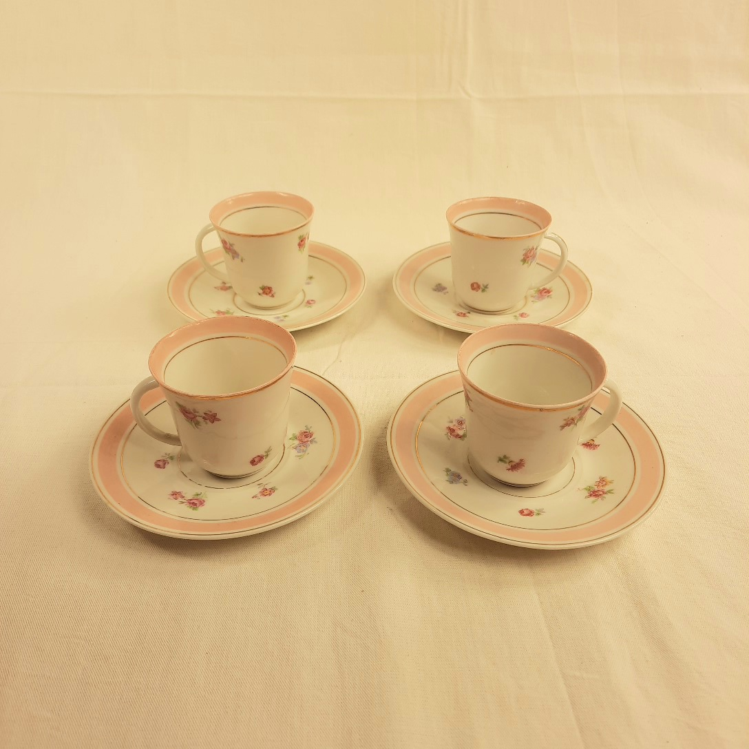 4 tasses à café avec soucoupe en porcelaine de Limoges blanche à bord doré et décor fleuri Bon état - 25,00 € 4 tasses à café avec soucoupe en porcelaine de Limoges blanche à bord doré et décor fleuri Bon état reconditionné disponible sur Label Emmaüs