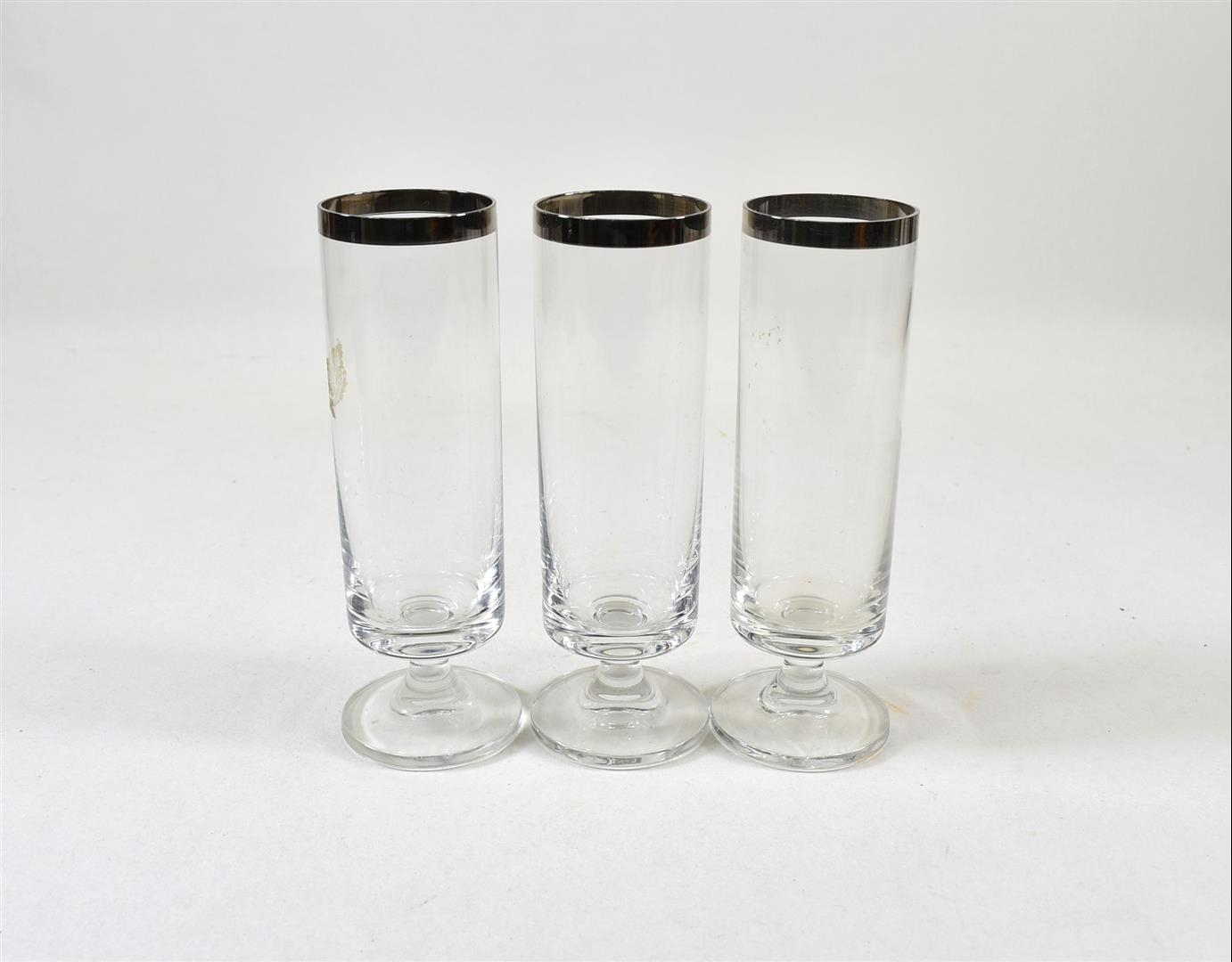 Voir photo 2 de 4 verres décoré et 3 flûtes avec liseré argenté 4 verres décoré et 3 flûtes avec liseré argenté Bon état reconditionné photo 2
