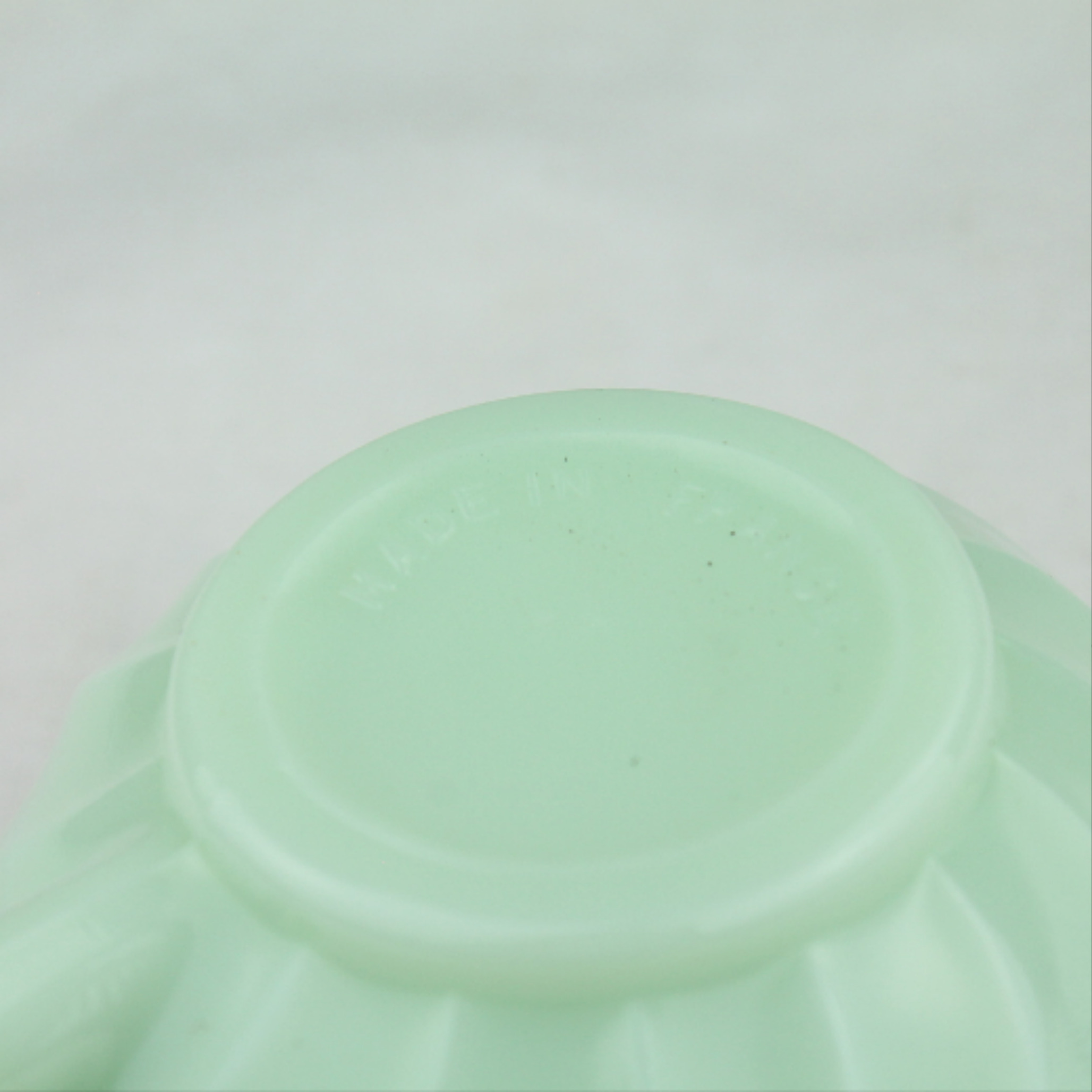 Voir photo 3 de 5 Tasses et 6 Soucoupes, Opaline verte 5 Tasses et 6 Soucoupes, Opaline verte Bon état reconditionné photo 3