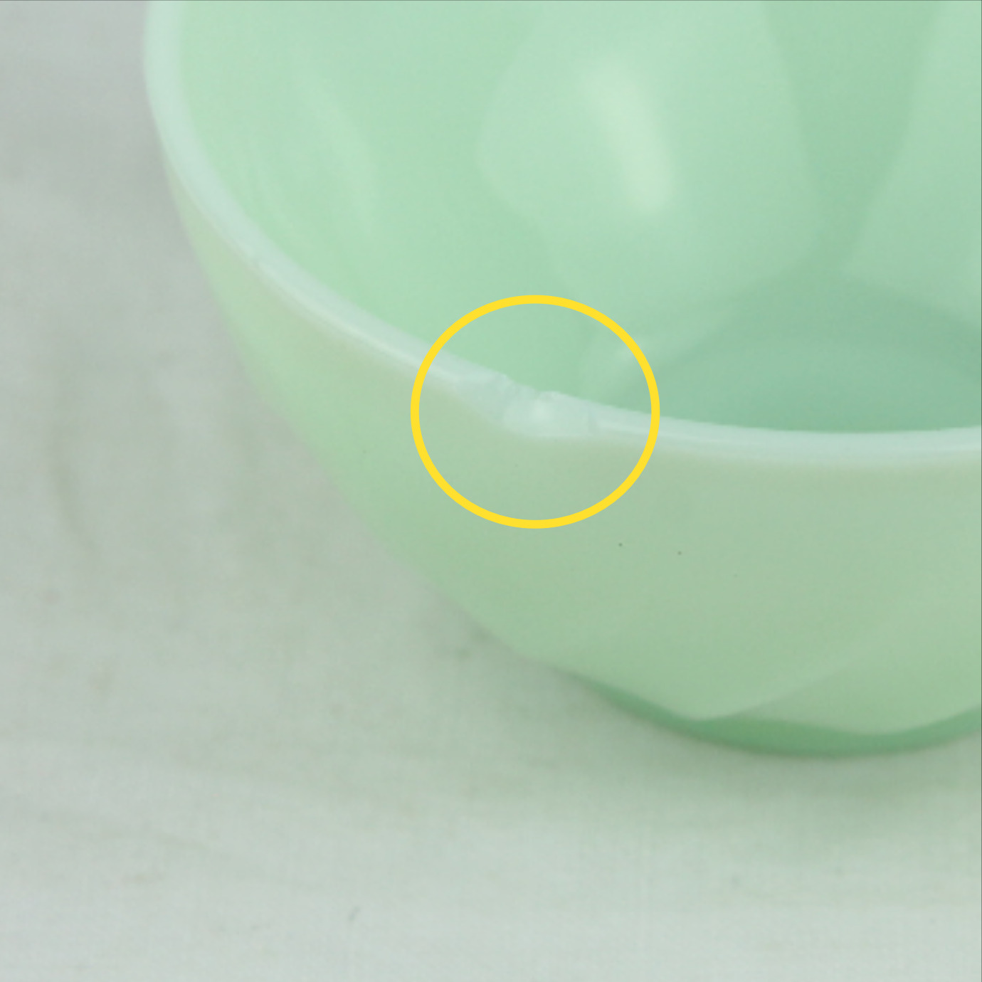 Voir photo 4 de 5 Tasses et 6 Soucoupes, Opaline verte 5 Tasses et 6 Soucoupes, Opaline verte Bon état reconditionné photo 4