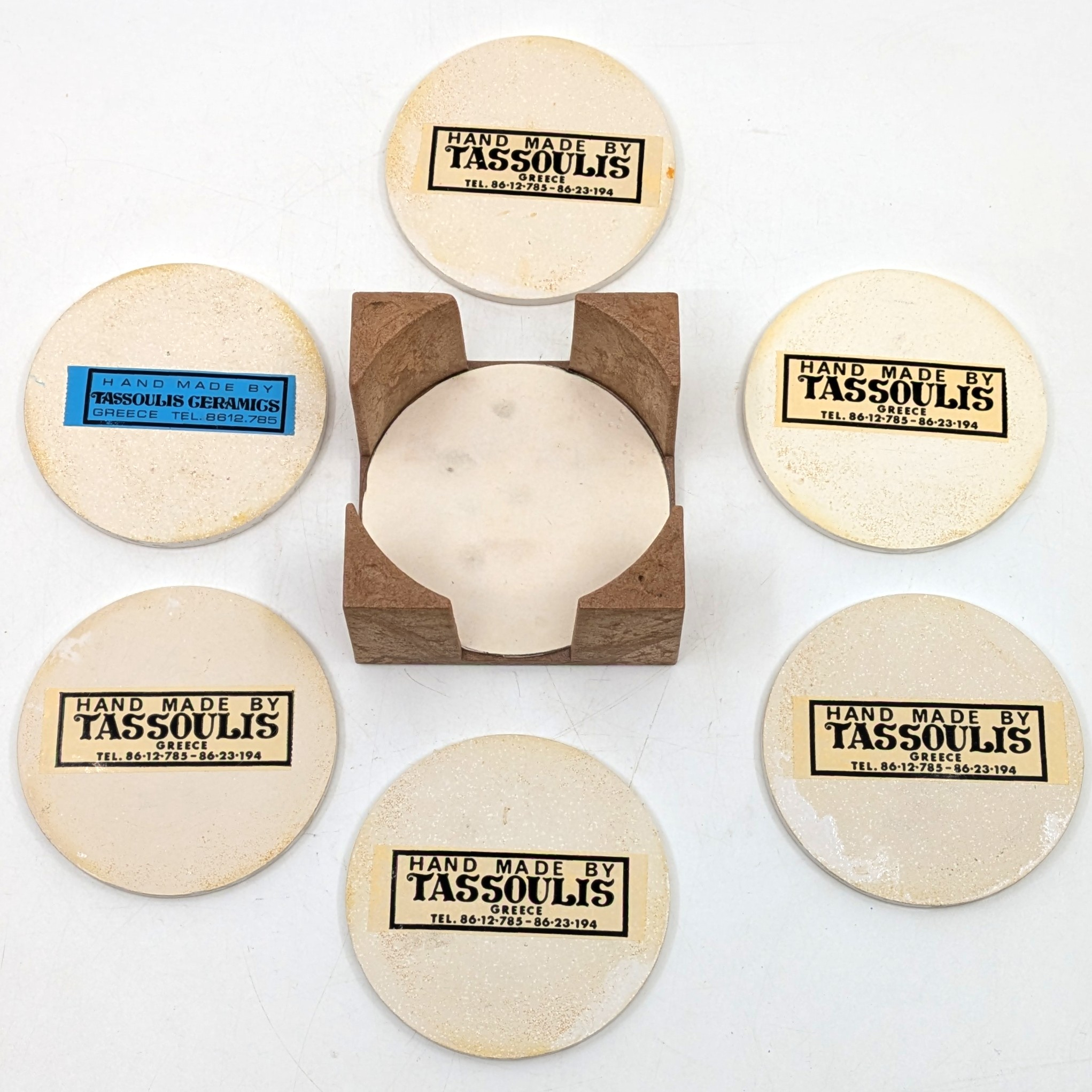 Voir photo 3 de 6 sous-verres en céramique Tassoulis, Grèce, avec support 6 sous-verres en céramique Tassoulis, Grèce, avec support reconditionné photo 3