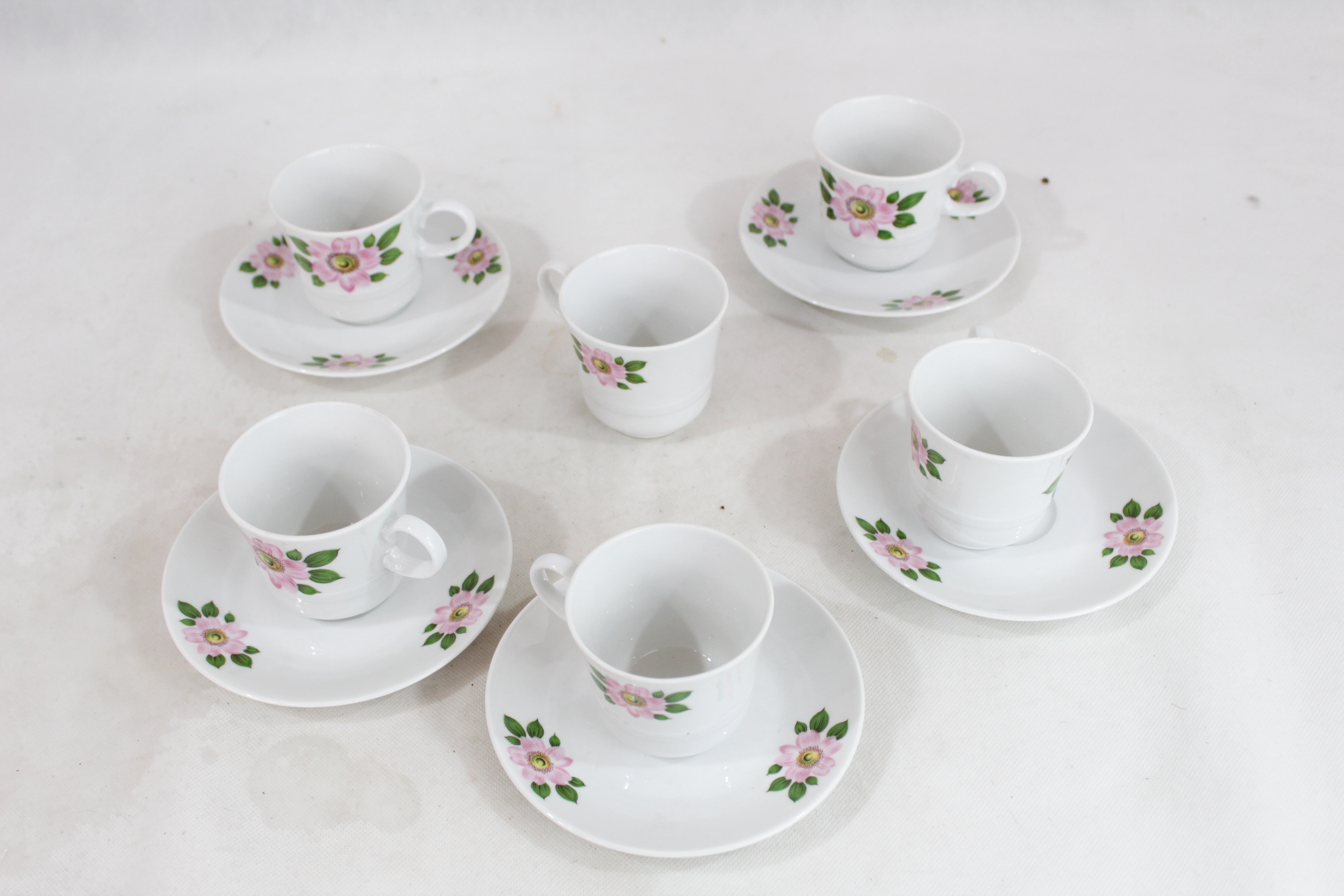 6 Tasses et 5 sous tasses WINTERLING BAVARIA Très bon état - 10,00 € 6 Tasses et 5 sous tasses WINTERLING BAVARIA Très bon état reconditionné disponible sur Label Emmaüs