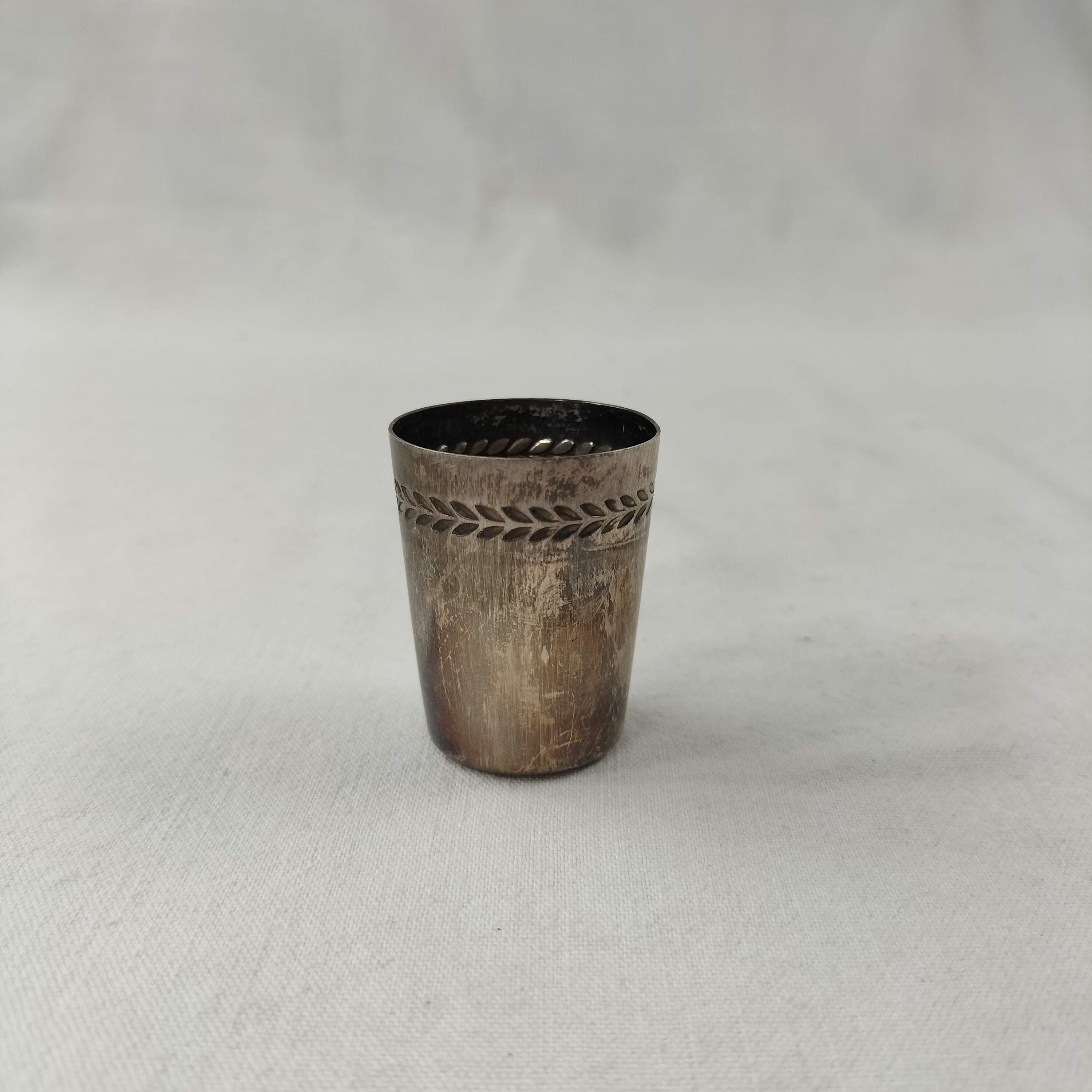 Voir photo 7 de 6 timbales - verres à liqueur en métal argenté 6 timbales - verres à liqueur en métal argenté Bon état reconditionné photo 7
