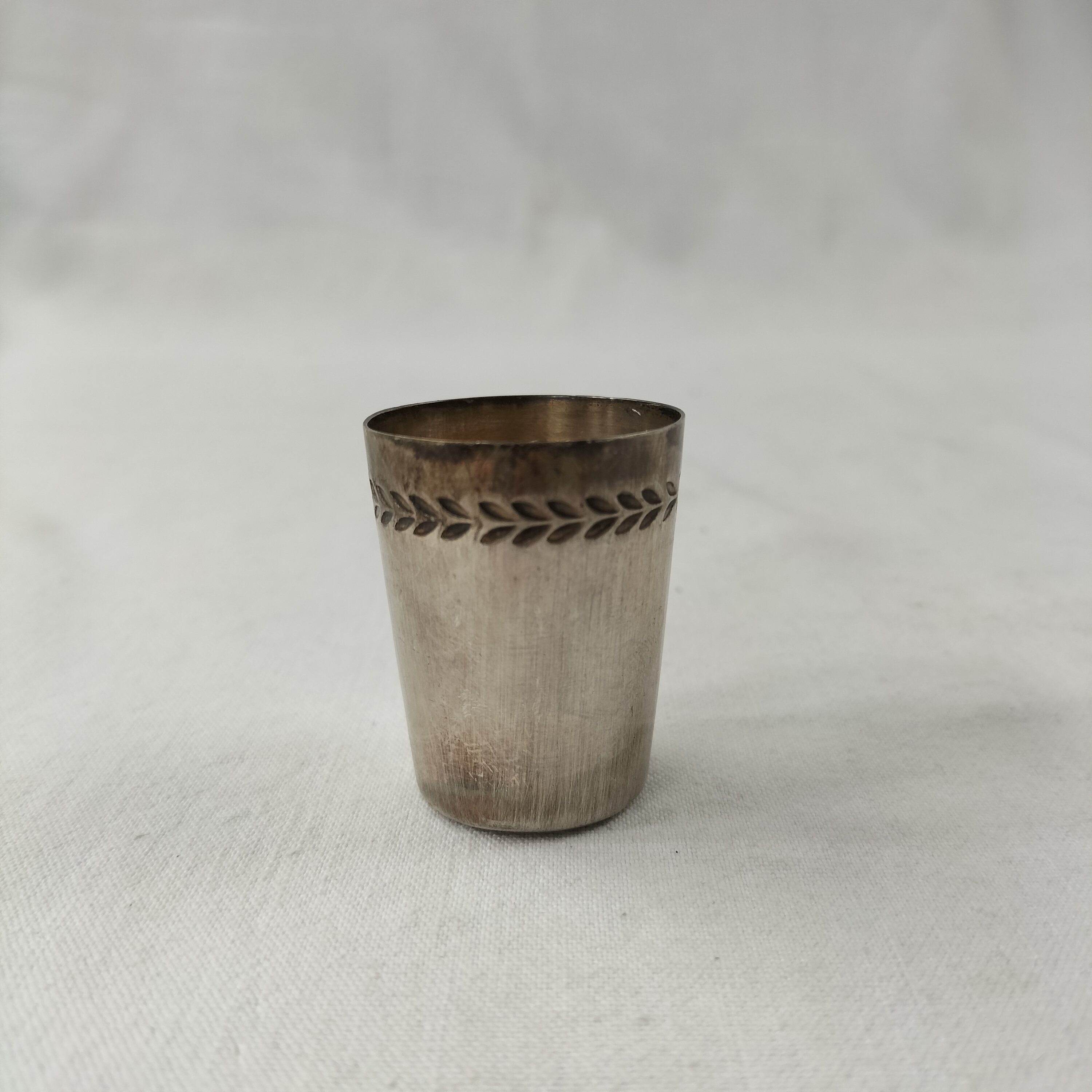 Voir photo 8 de 6 timbales - verres à liqueur en métal argenté 6 timbales - verres à liqueur en métal argenté Bon état reconditionné photo 8