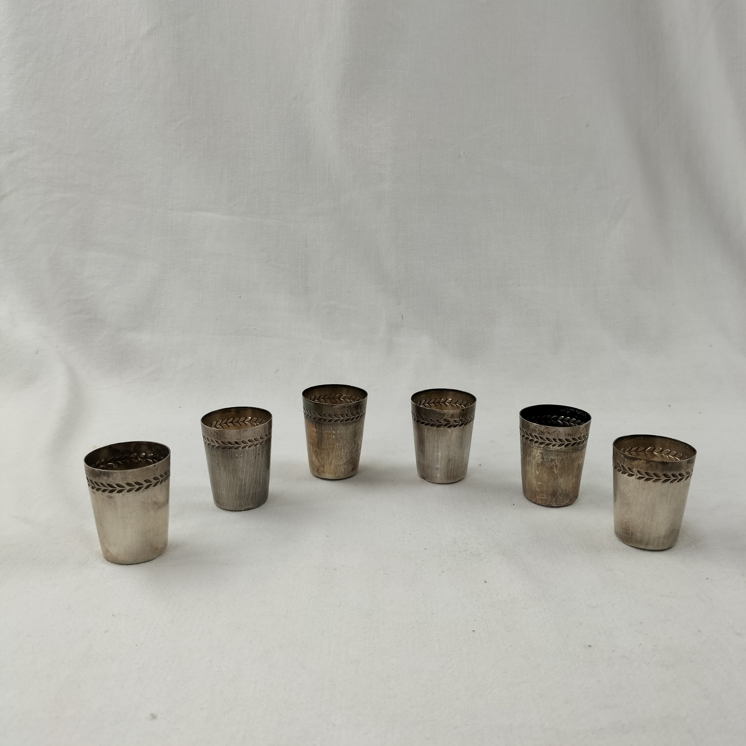6 timbales - verres à liqueur en métal argenté Bon état - alternatives disponibles sur Dero 6 timbales - verres à liqueur en métal argenté Bon état reconditionné (offre indisponible)