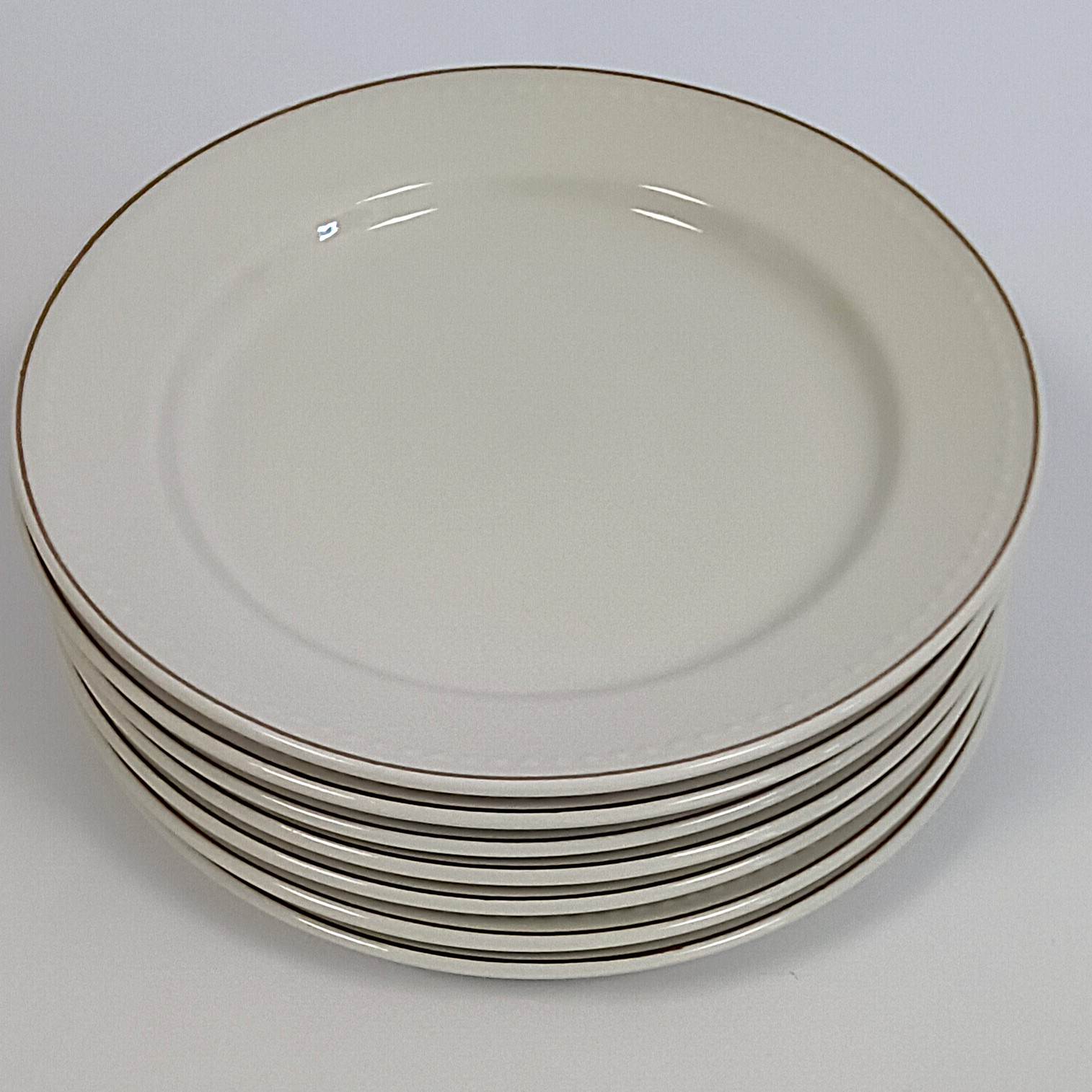 Voir photo 4 de 7 assiettes à dessert en porcelaine Ø 19 cm avec filet doré 7 assiettes à dessert en porcelaine Ø 19 cm avec filet doré reconditionné photo 4