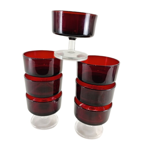 7 coupelles à pied en verre rouge bordeaux Très bon état - 15,00 € 7 coupelles à pied en verre rouge bordeaux Très bon état reconditionné disponible sur Label Emmaüs