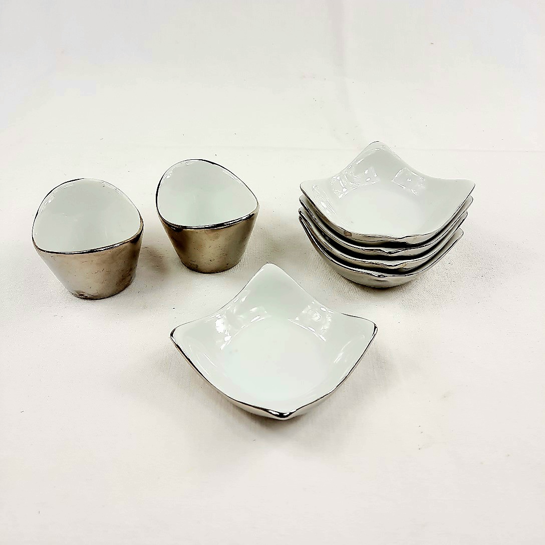 Voir photo 3 de 7 Coupelles brillantes argentées à l'extérieur, blanches à l'intérieur 7 Coupelles brillantes argentées à l'extérieur, blanches à l'intérieur reconditionné photo 3