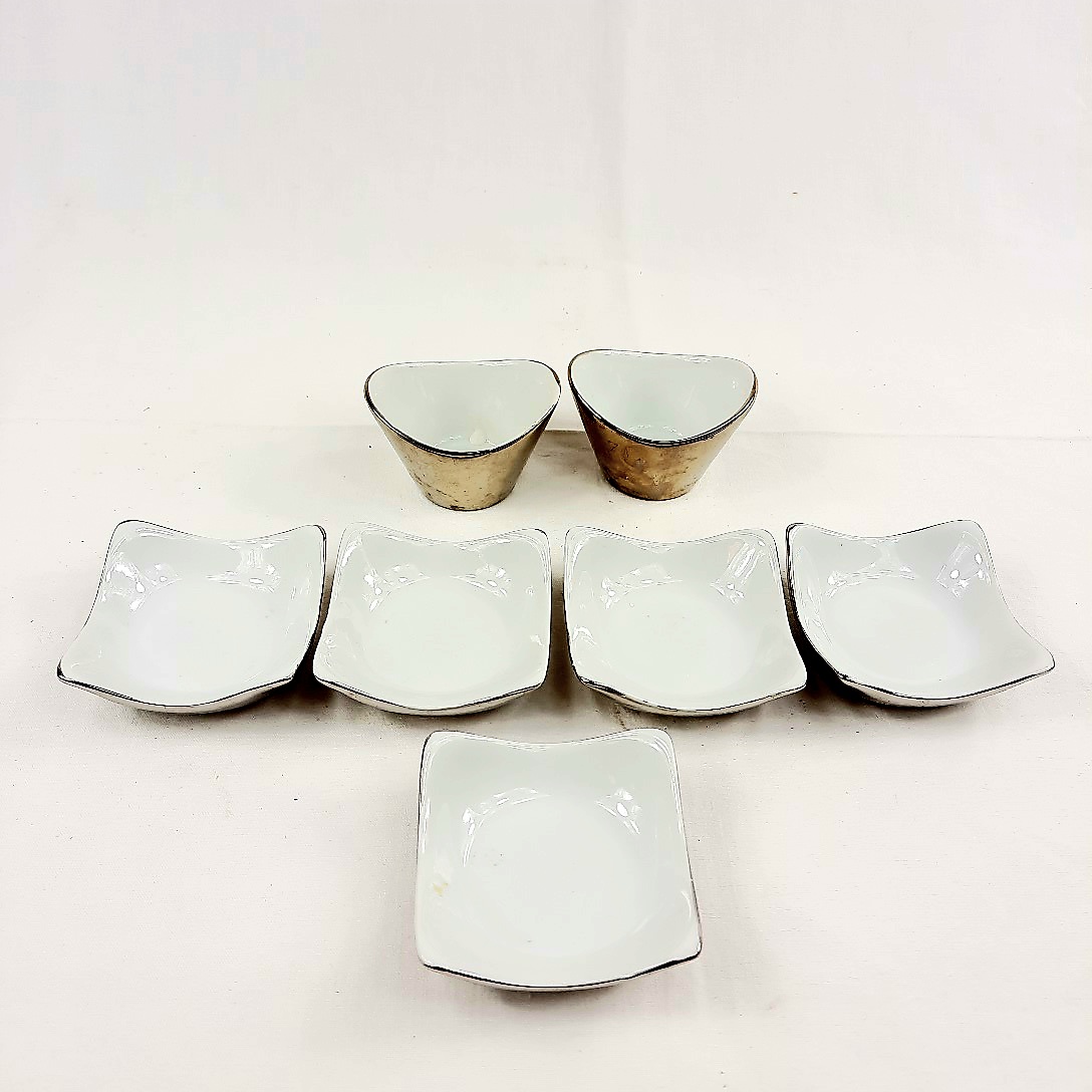 Acheter 7 Coupelles brillantes argentées à l'extérieur, blanches à l'intérieur - 11,00 € 7 Coupelles brillantes argentées à l'extérieur, blanches à l'intérieur reconditionné disponible sur Label Emmaüs