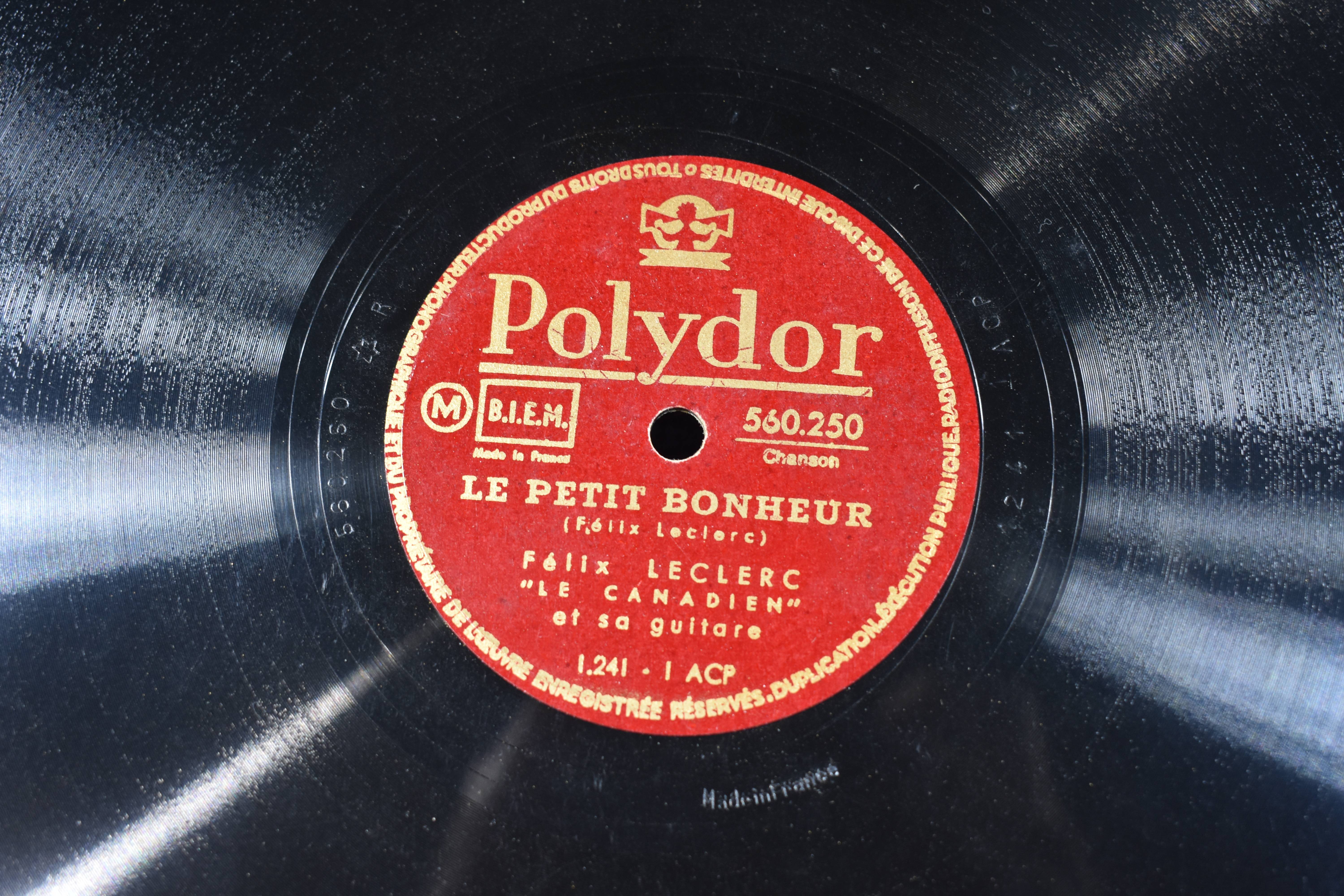 Voir photo 2 de 78 T POLYDOR, Félix Leclerc, Le Petit Bonheur et Notre Sentier, diamètre 25 cm. 78 T POLYDOR, Félix Leclerc, Le Petit Bonheur et Notre Sentier, diamètre 25 cm. État correct reconditionné photo 2