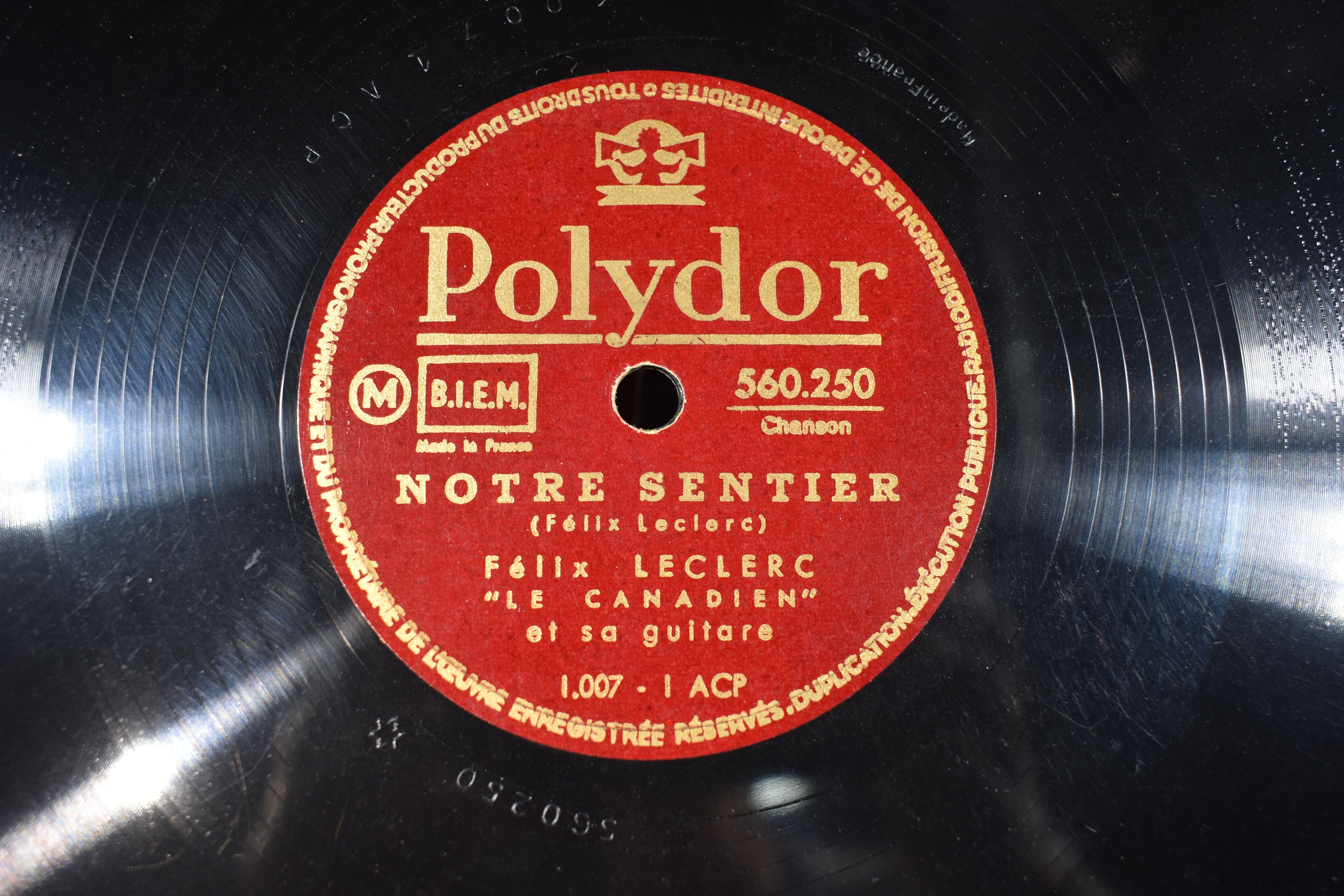 Voir photo 3 de 78 T POLYDOR, Félix Leclerc, Le Petit Bonheur et Notre Sentier, diamètre 25 cm. 78 T POLYDOR, Félix Leclerc, Le Petit Bonheur et Notre Sentier, diamètre 25 cm. État correct reconditionné photo 3