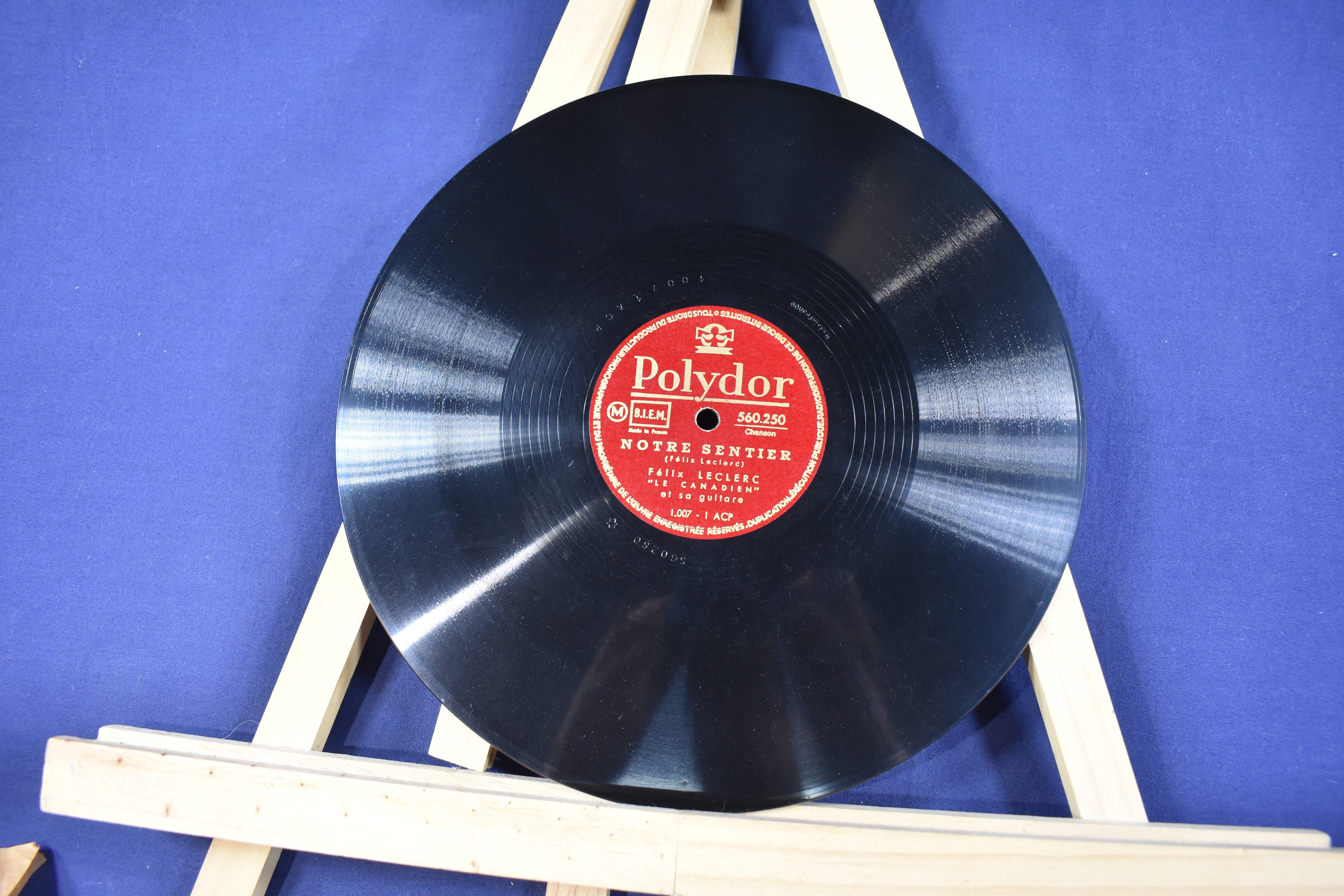 Voir photo 4 de 78 T POLYDOR, Félix Leclerc, Le Petit Bonheur et Notre Sentier, diamètre 25 cm. 78 T POLYDOR, Félix Leclerc, Le Petit Bonheur et Notre Sentier, diamètre 25 cm. État correct reconditionné photo 4