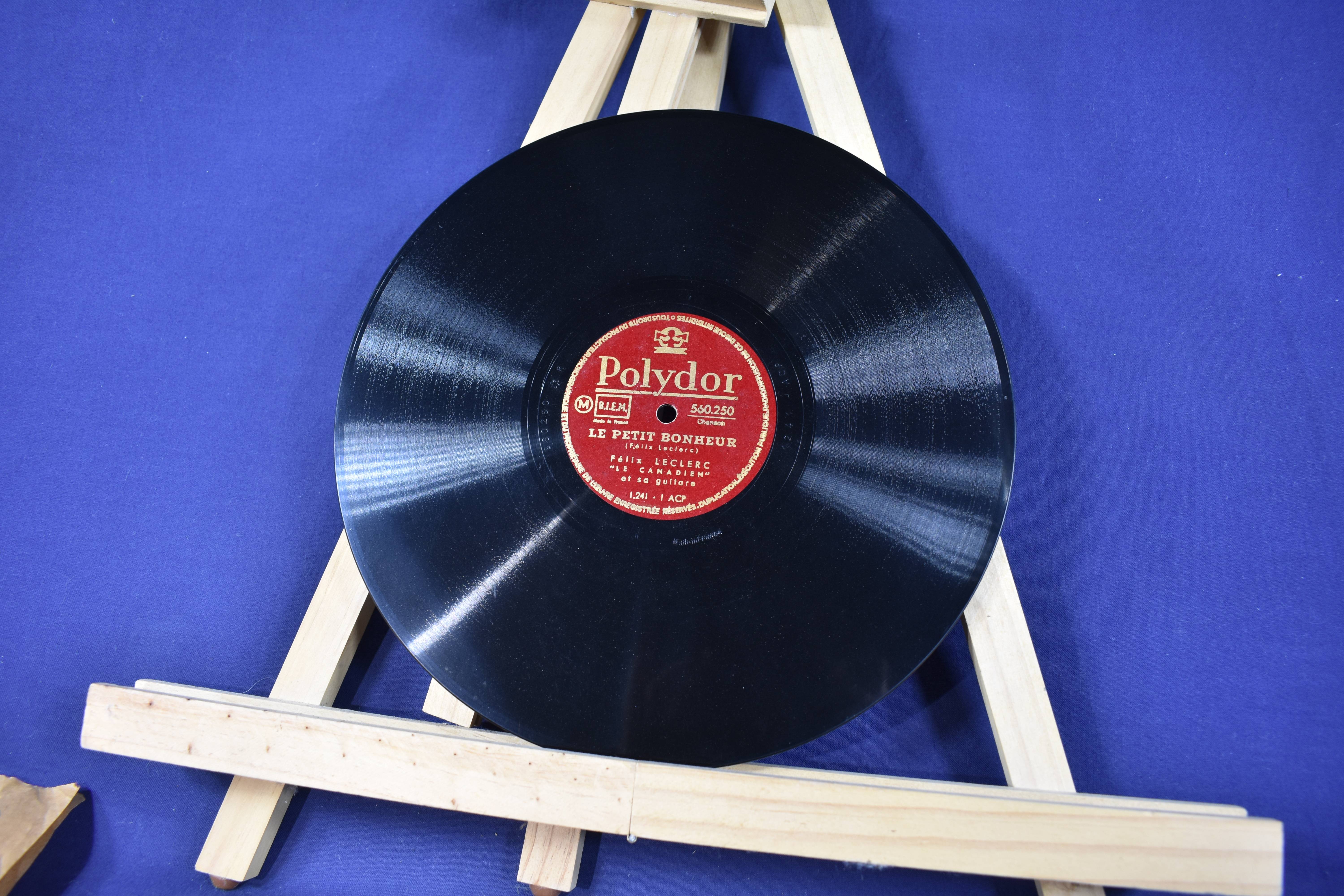 Voir photo 6 de 78 T POLYDOR, Félix Leclerc, Le Petit Bonheur et Notre Sentier, diamètre 25 cm. 78 T POLYDOR, Félix Leclerc, Le Petit Bonheur et Notre Sentier, diamètre 25 cm. État correct reconditionné photo 6