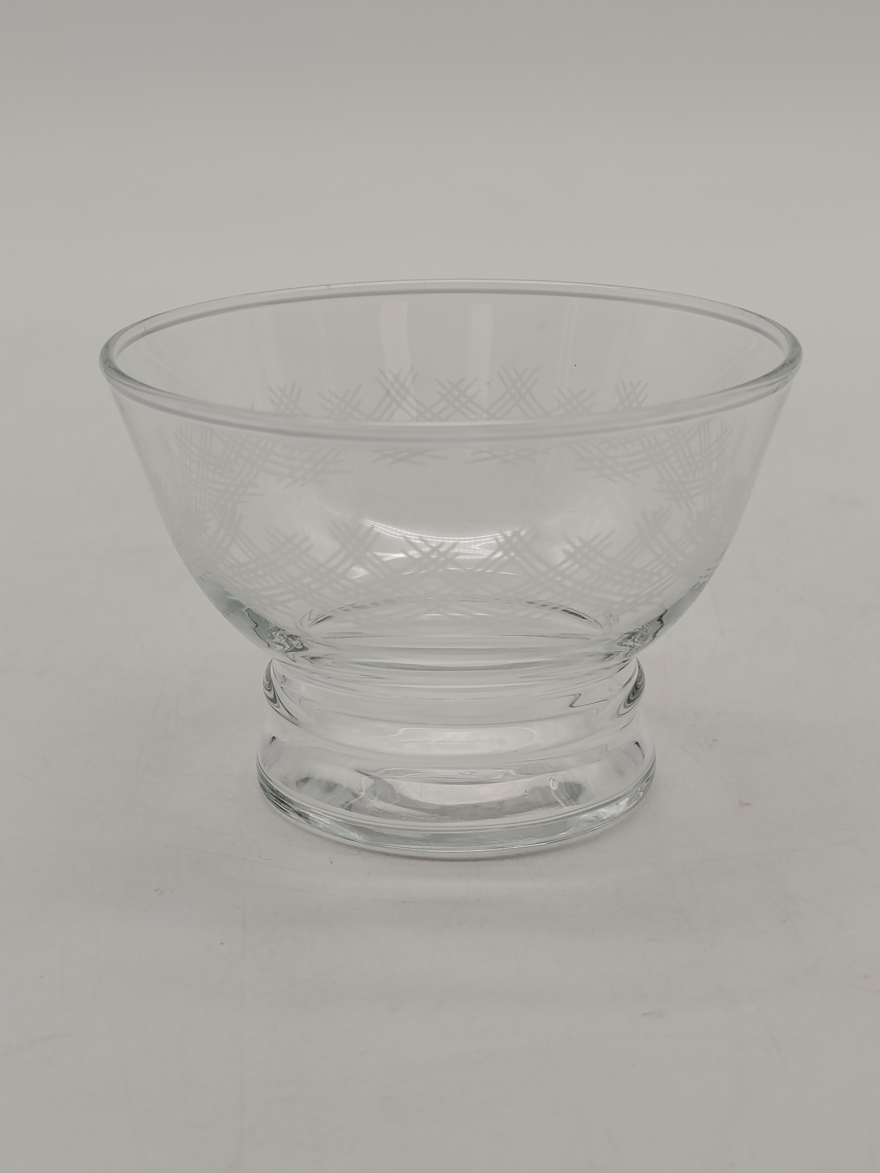 Voir photo 2 de 8 Coupelles à Trou Normand ou Trou Champenois et leur Carafe en verre transparent avec bouchon qui ferme hermétiquement. 8 Coupelles à Trou Normand ou Trou Champenois et leur Carafe en verre transparent avec bouchon qui ferme hermétiquement. Très bon état reconditionné photo 2