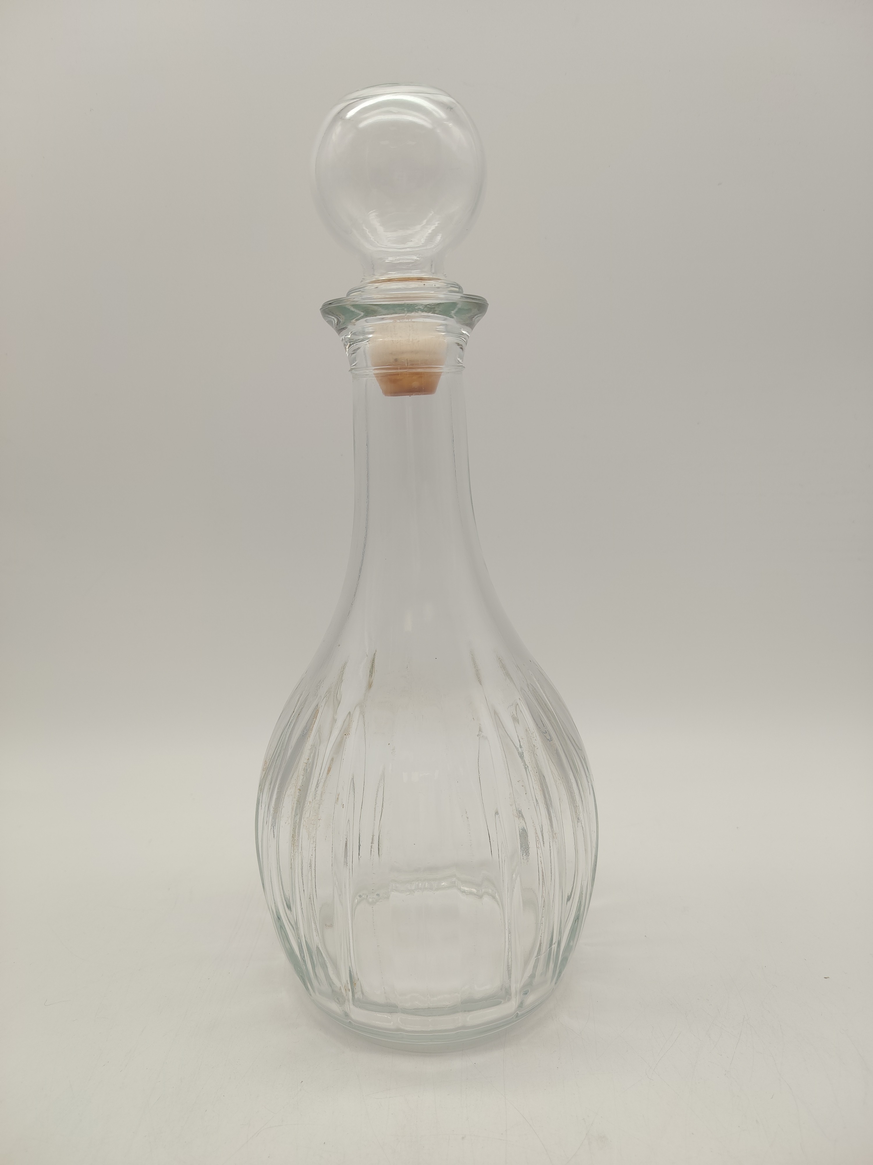 Voir photo 3 de 8 Coupelles à Trou Normand ou Trou Champenois et leur Carafe en verre transparent avec bouchon qui ferme hermétiquement. 8 Coupelles à Trou Normand ou Trou Champenois et leur Carafe en verre transparent avec bouchon qui ferme hermétiquement. Très bon état reconditionné photo 3