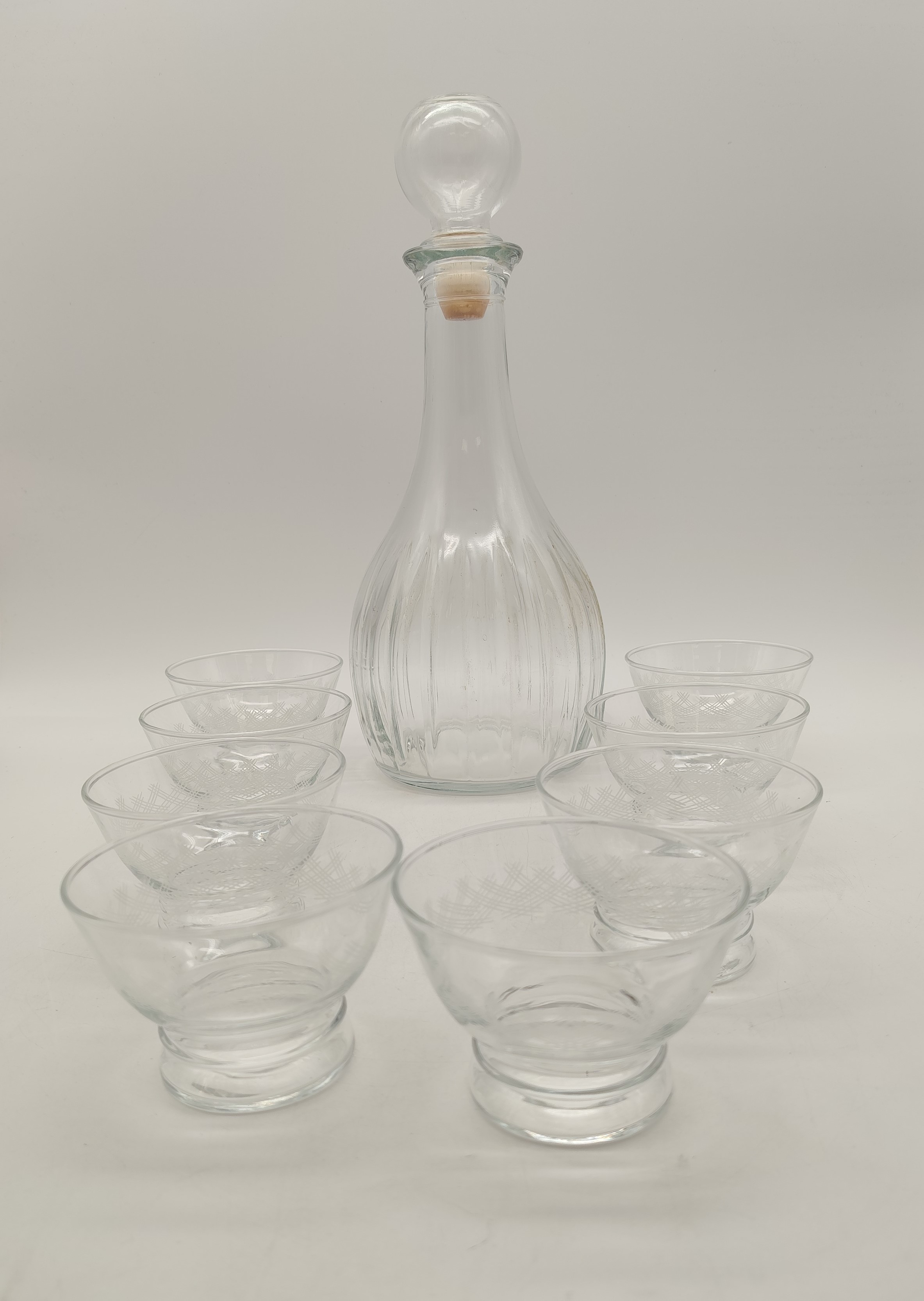 Voir photo 4 de 8 Coupelles à Trou Normand ou Trou Champenois et leur Carafe en verre transparent avec bouchon qui ferme hermétiquement. 8 Coupelles à Trou Normand ou Trou Champenois et leur Carafe en verre transparent avec bouchon qui ferme hermétiquement. Très bon état reconditionné photo 4