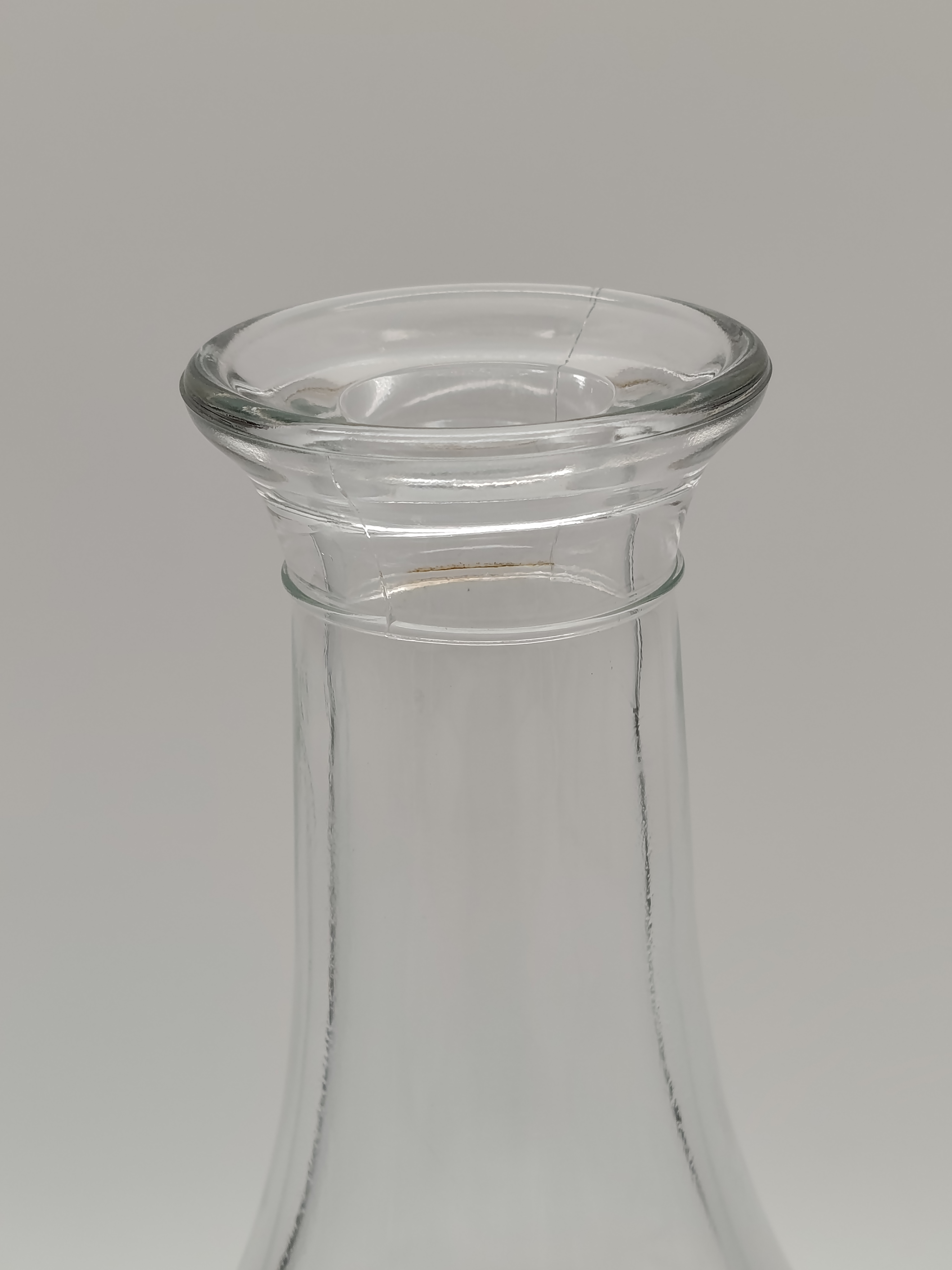 Voir photo 6 de 8 Coupelles à Trou Normand ou Trou Champenois et leur Carafe en verre transparent avec bouchon qui ferme hermétiquement. 8 Coupelles à Trou Normand ou Trou Champenois et leur Carafe en verre transparent avec bouchon qui ferme hermétiquement. Très bon état reconditionné photo 6