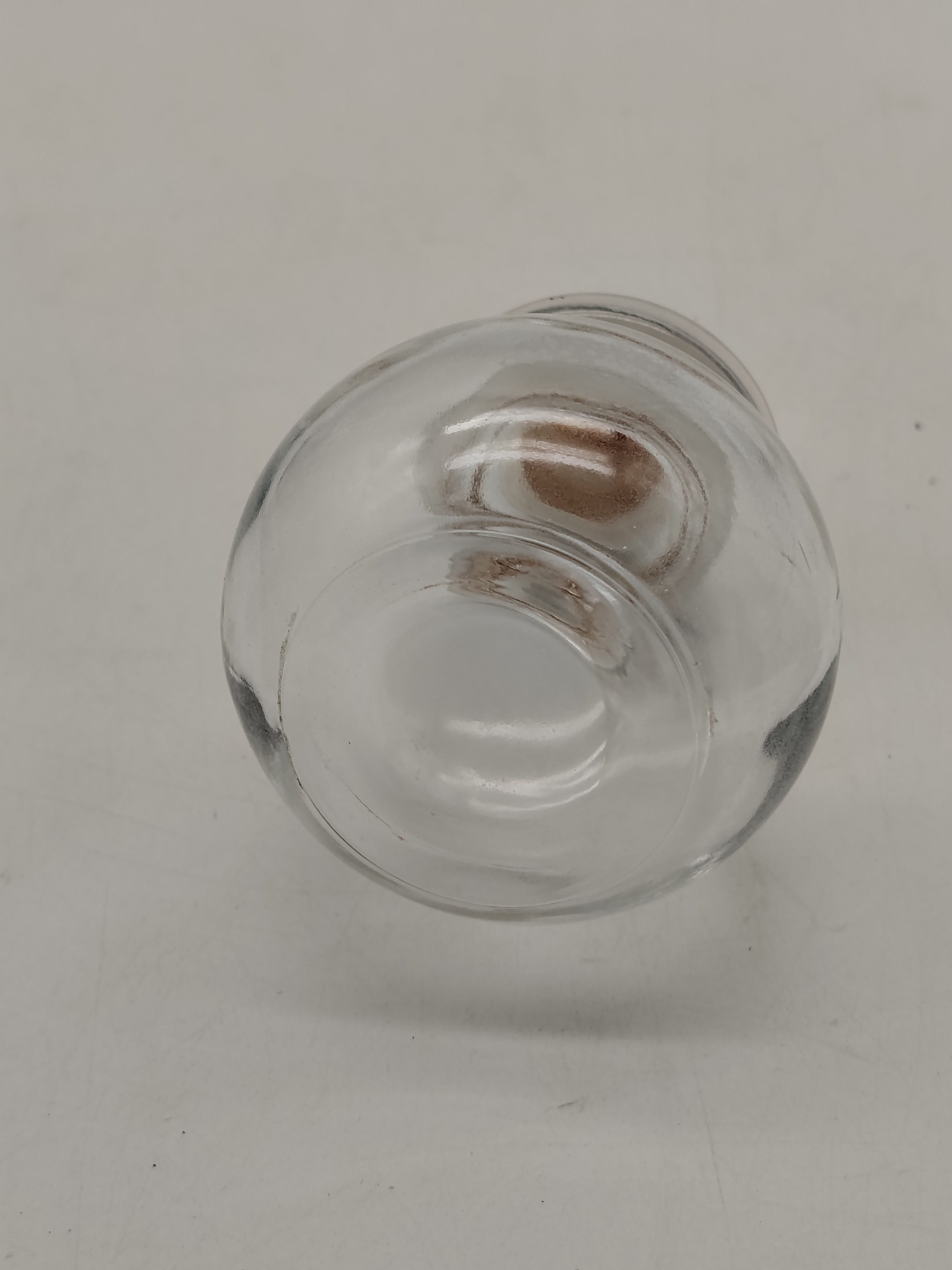 Voir photo 7 de 8 Coupelles à Trou Normand ou Trou Champenois et leur Carafe en verre transparent avec bouchon qui ferme hermétiquement. 8 Coupelles à Trou Normand ou Trou Champenois et leur Carafe en verre transparent avec bouchon qui ferme hermétiquement. Très bon état reconditionné photo 7