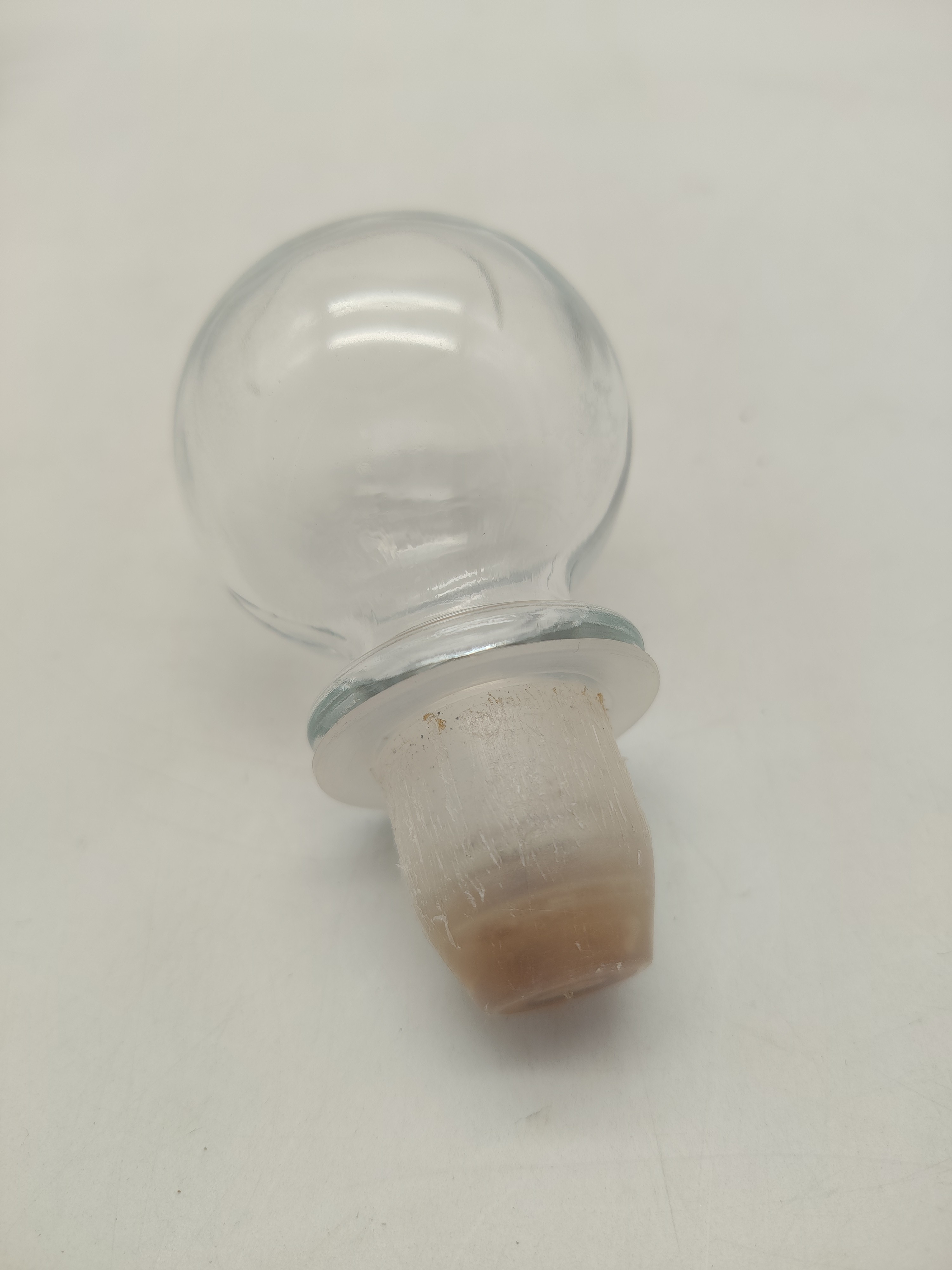 Voir photo 8 de 8 Coupelles à Trou Normand ou Trou Champenois et leur Carafe en verre transparent avec bouchon qui ferme hermétiquement. 8 Coupelles à Trou Normand ou Trou Champenois et leur Carafe en verre transparent avec bouchon qui ferme hermétiquement. Très bon état reconditionné photo 8