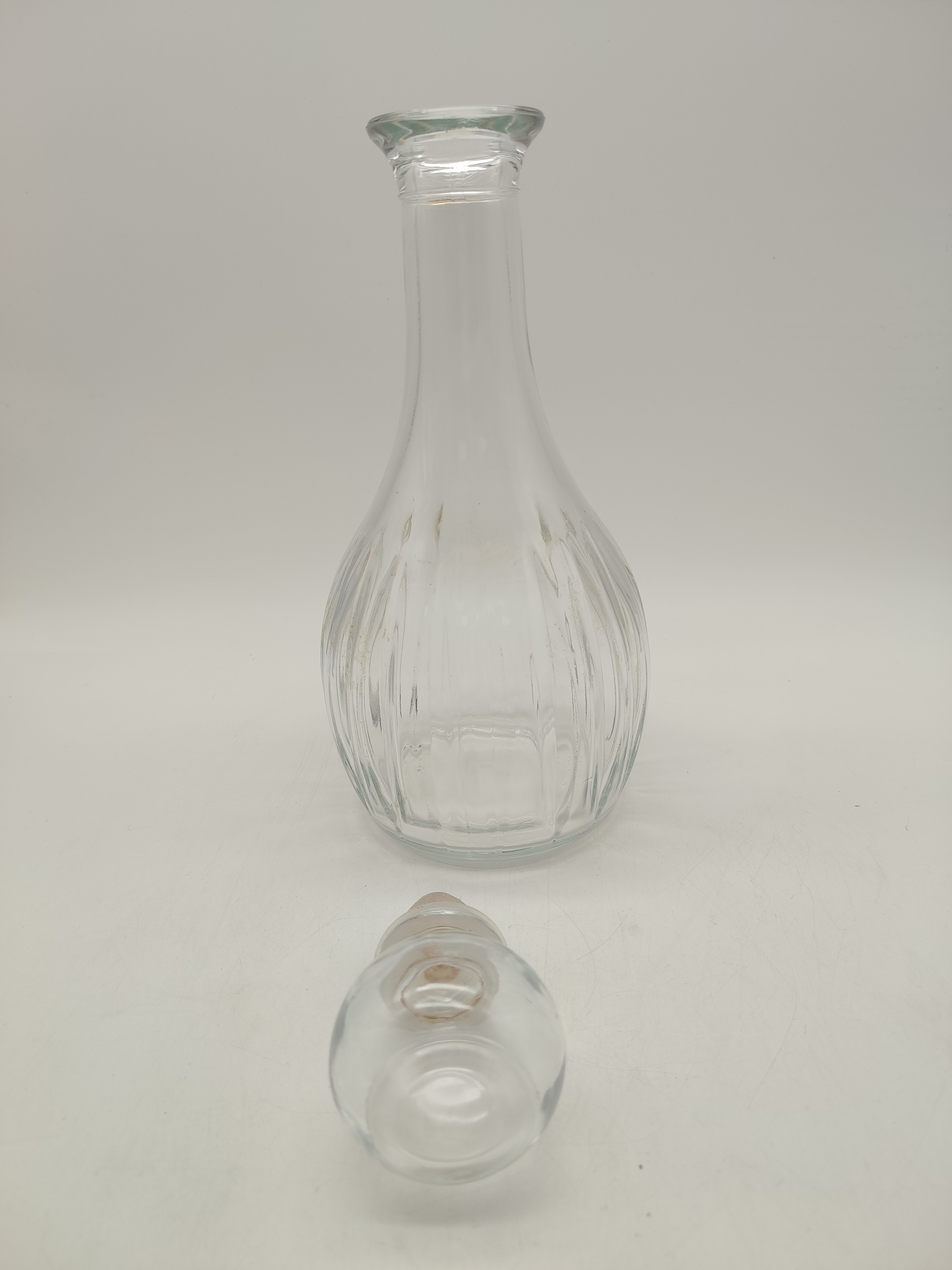 Voir photo 9 de 8 Coupelles à Trou Normand ou Trou Champenois et leur Carafe en verre transparent avec bouchon qui ferme hermétiquement. 8 Coupelles à Trou Normand ou Trou Champenois et leur Carafe en verre transparent avec bouchon qui ferme hermétiquement. Très bon état reconditionné photo 9