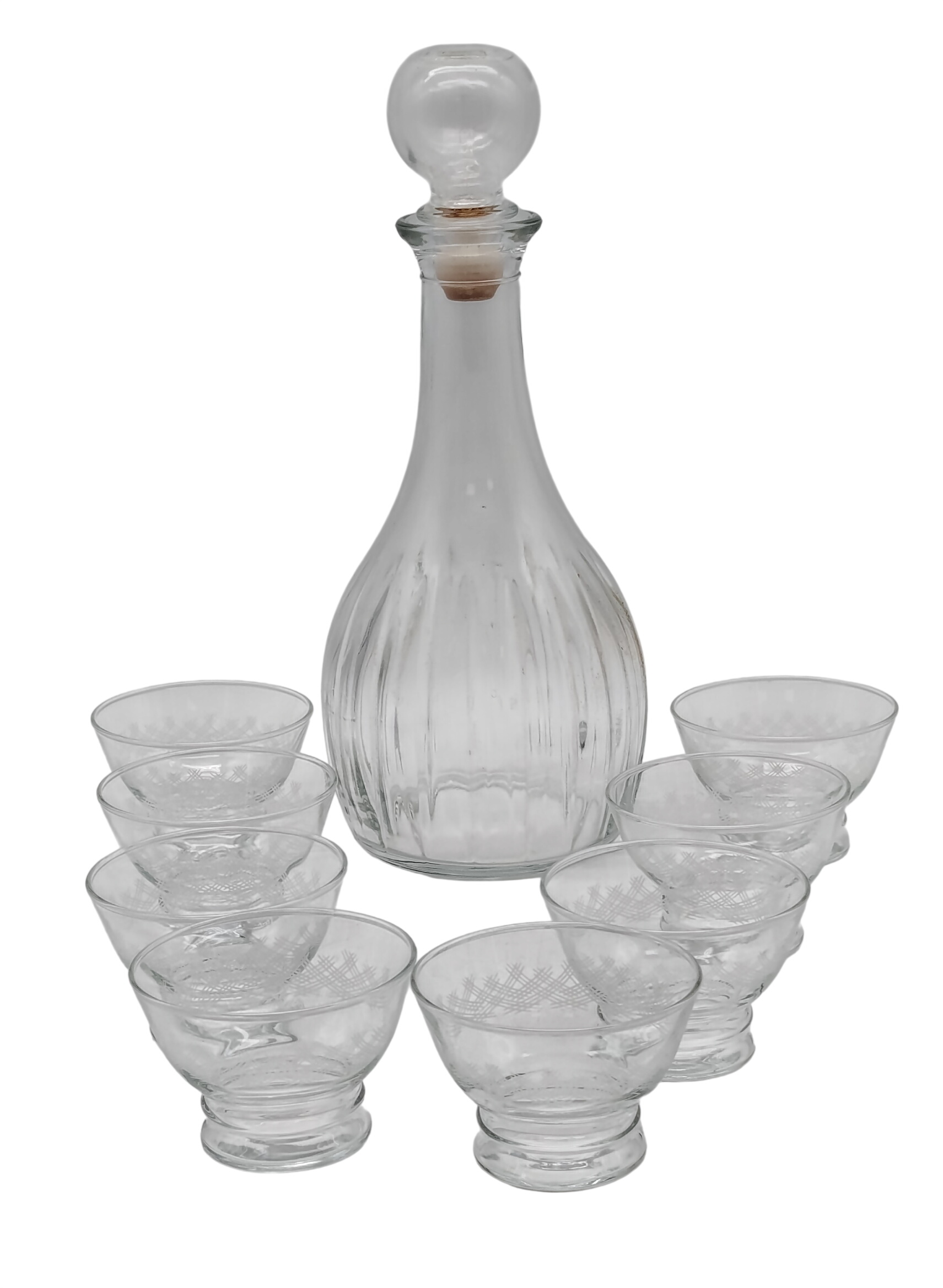 8 Coupelles à Trou Normand ou Trou Champenois et leur Carafe en verre transparent avec bouchon qui ferme hermétiquement. Très bon état - 36,00 € 8 Coupelles à Trou Normand ou Trou Champenois et leur Carafe en verre transparent avec bouchon qui ferme hermétiquement. Très bon état reconditionné disponible sur Label Emmaüs