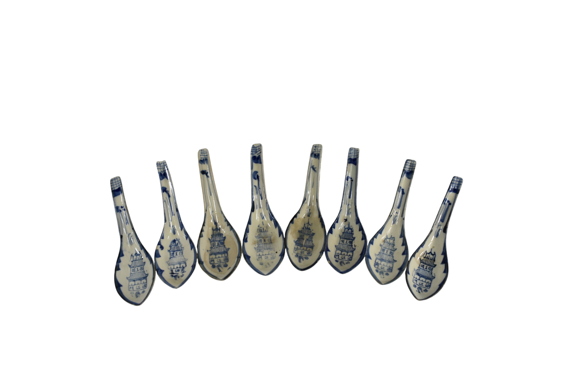 8 cuillères chinoises anciennes en céramique décor central par tampon, manches et bordures peints à la main. Bon état - 73,00 € 8 cuillères chinoises anciennes en céramique décor central par tampon, manches et bordures peints à la main. Bon état reconditionné disponible sur Label Emmaüs