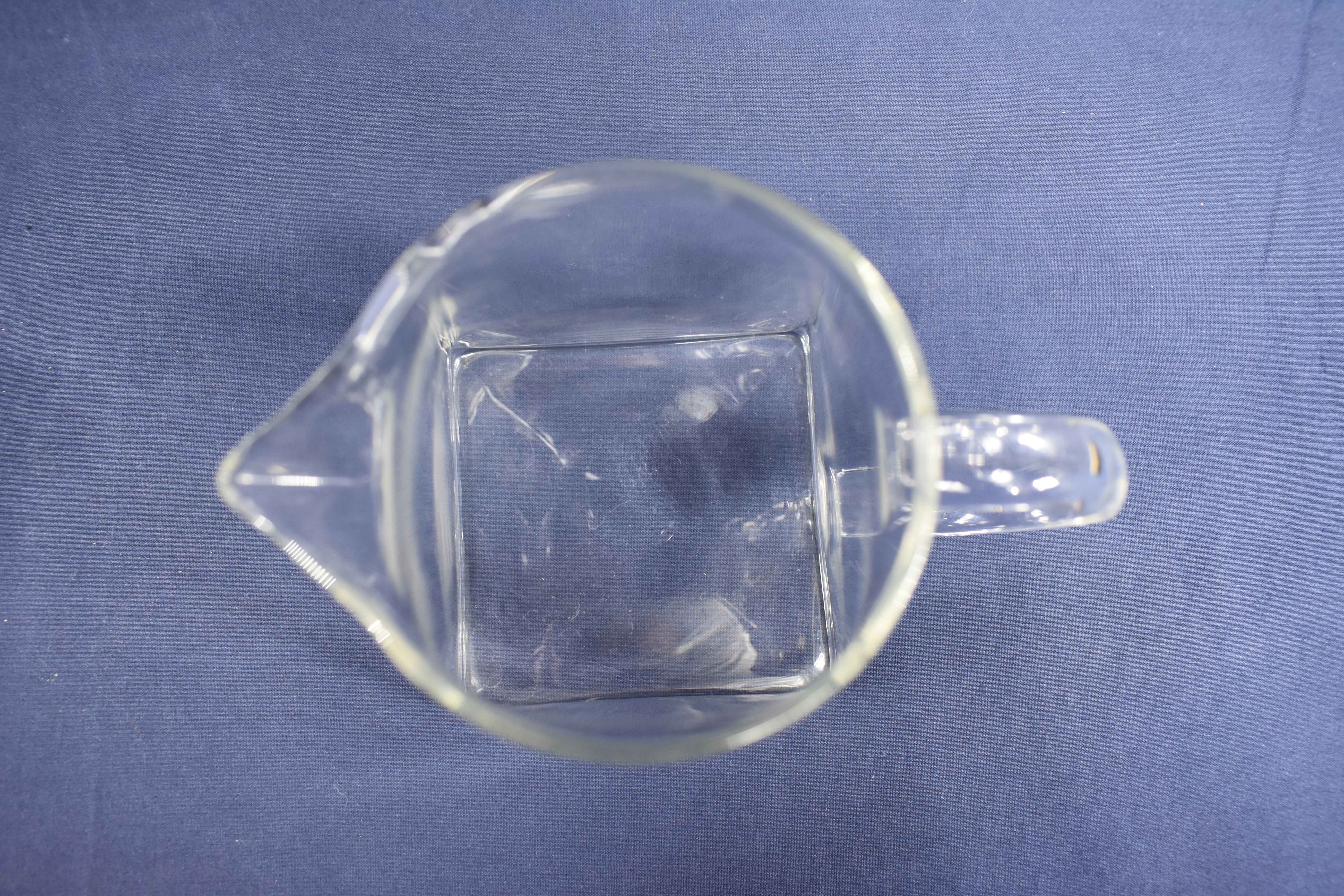 Voir photo 11 de 8 petits " verres à gnole " ( H 5 & D 3 cm ) plus pot crémier gouttes à gouttes. 8 petits " verres à gnole " ( H 5 & D 3 cm ) plus pot crémier gouttes à gouttes. Bon état reconditionné photo 11