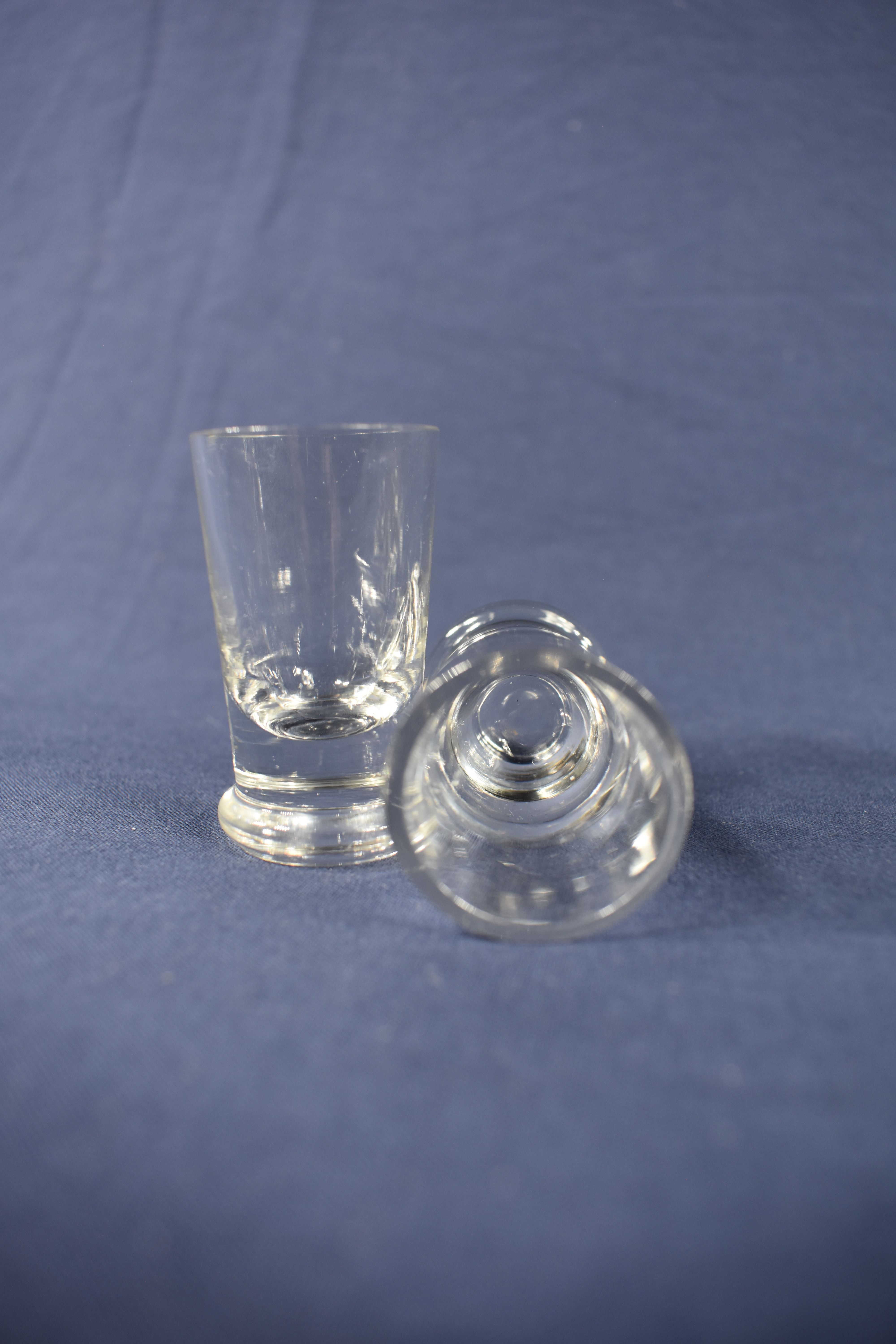 Voir photo 2 de 8 petits " verres à gnole " ( H 5 & D 3 cm ) plus pot crémier gouttes à gouttes. 8 petits " verres à gnole " ( H 5 & D 3 cm ) plus pot crémier gouttes à gouttes. Bon état reconditionné photo 2