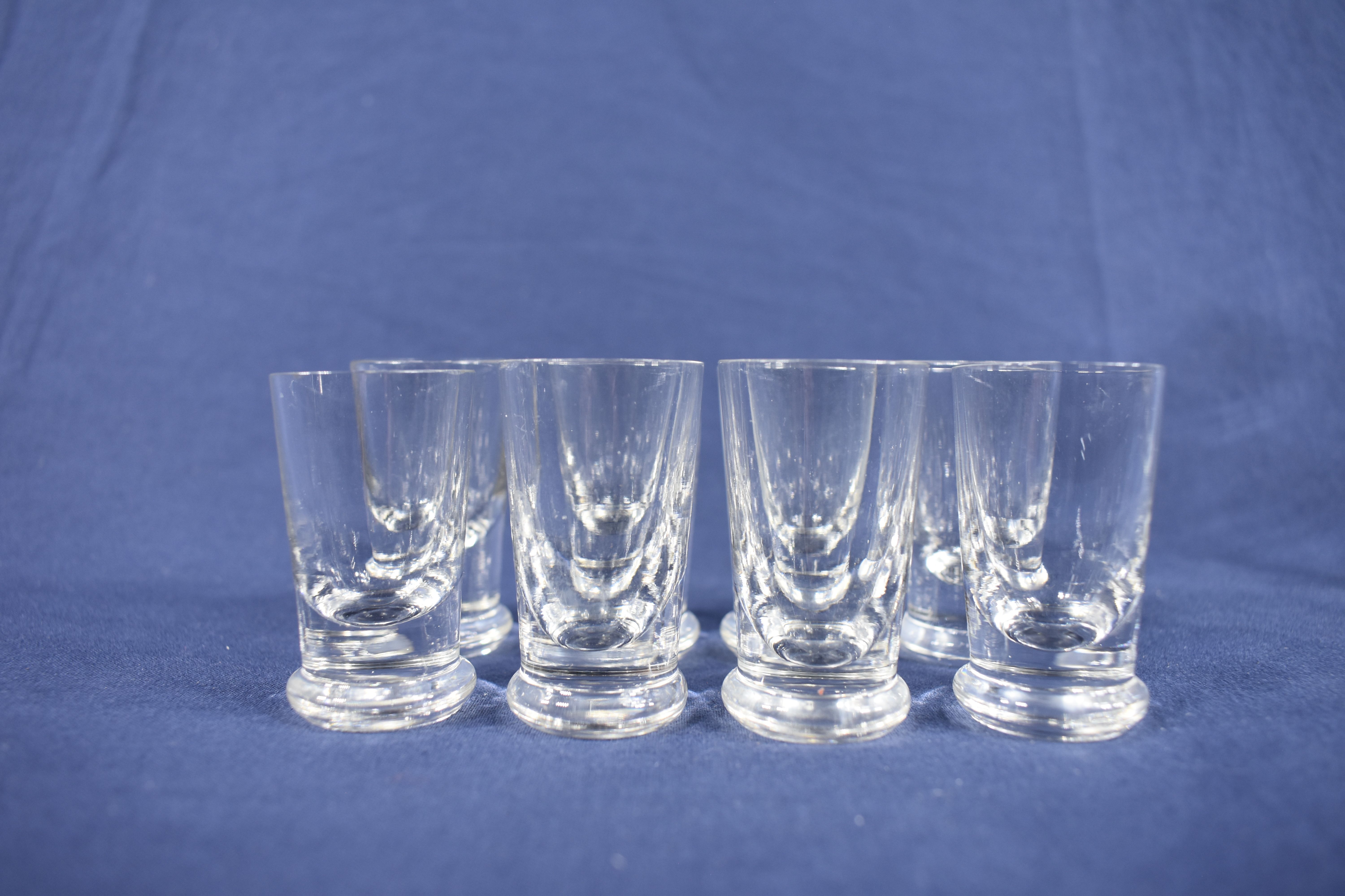 Voir photo 3 de 8 petits " verres à gnole " ( H 5 & D 3 cm ) plus pot crémier gouttes à gouttes. 8 petits " verres à gnole " ( H 5 & D 3 cm ) plus pot crémier gouttes à gouttes. Bon état reconditionné photo 3