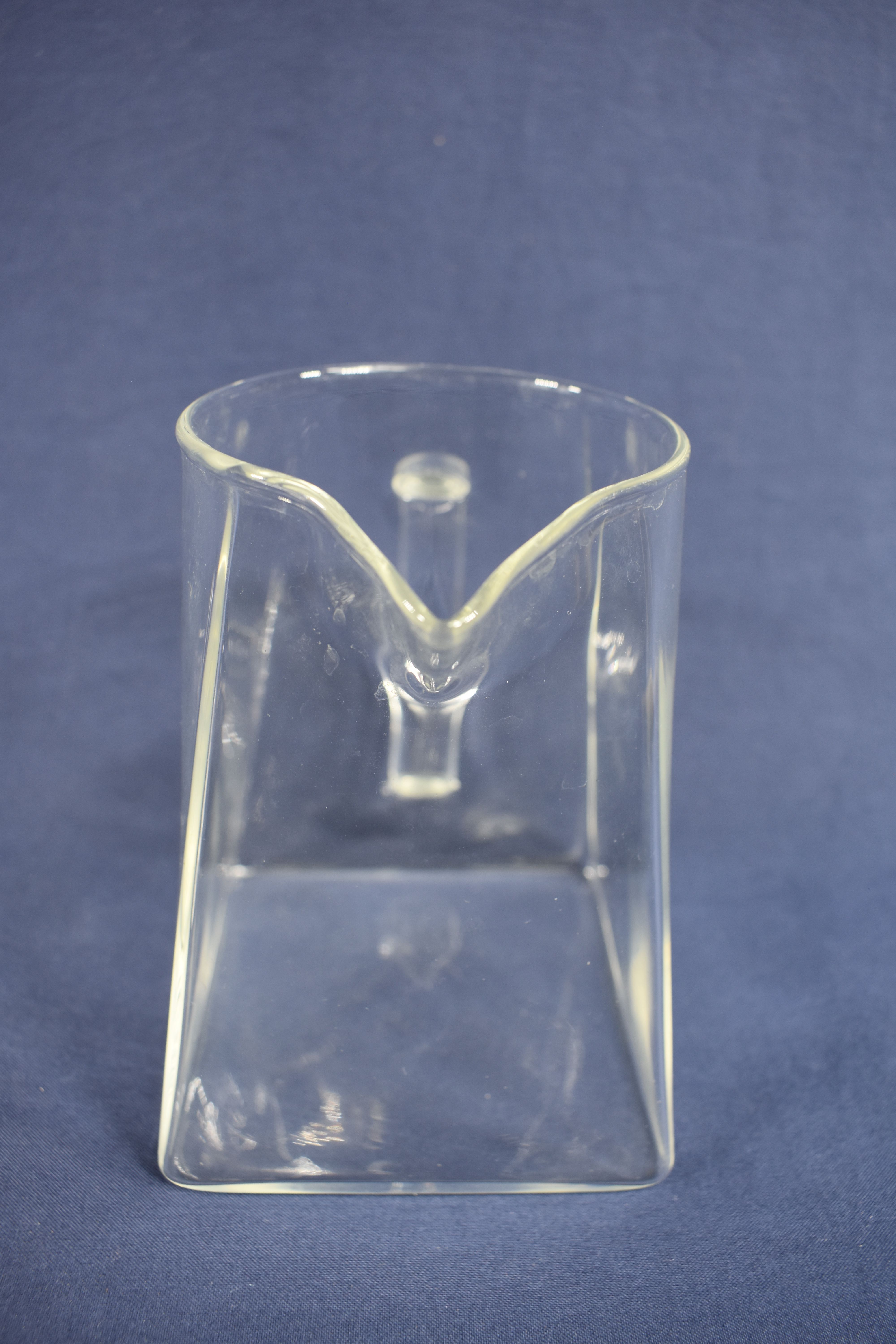 Voir photo 4 de 8 petits " verres à gnole " ( H 5 & D 3 cm ) plus pot crémier gouttes à gouttes. 8 petits " verres à gnole " ( H 5 & D 3 cm ) plus pot crémier gouttes à gouttes. Bon état reconditionné photo 4