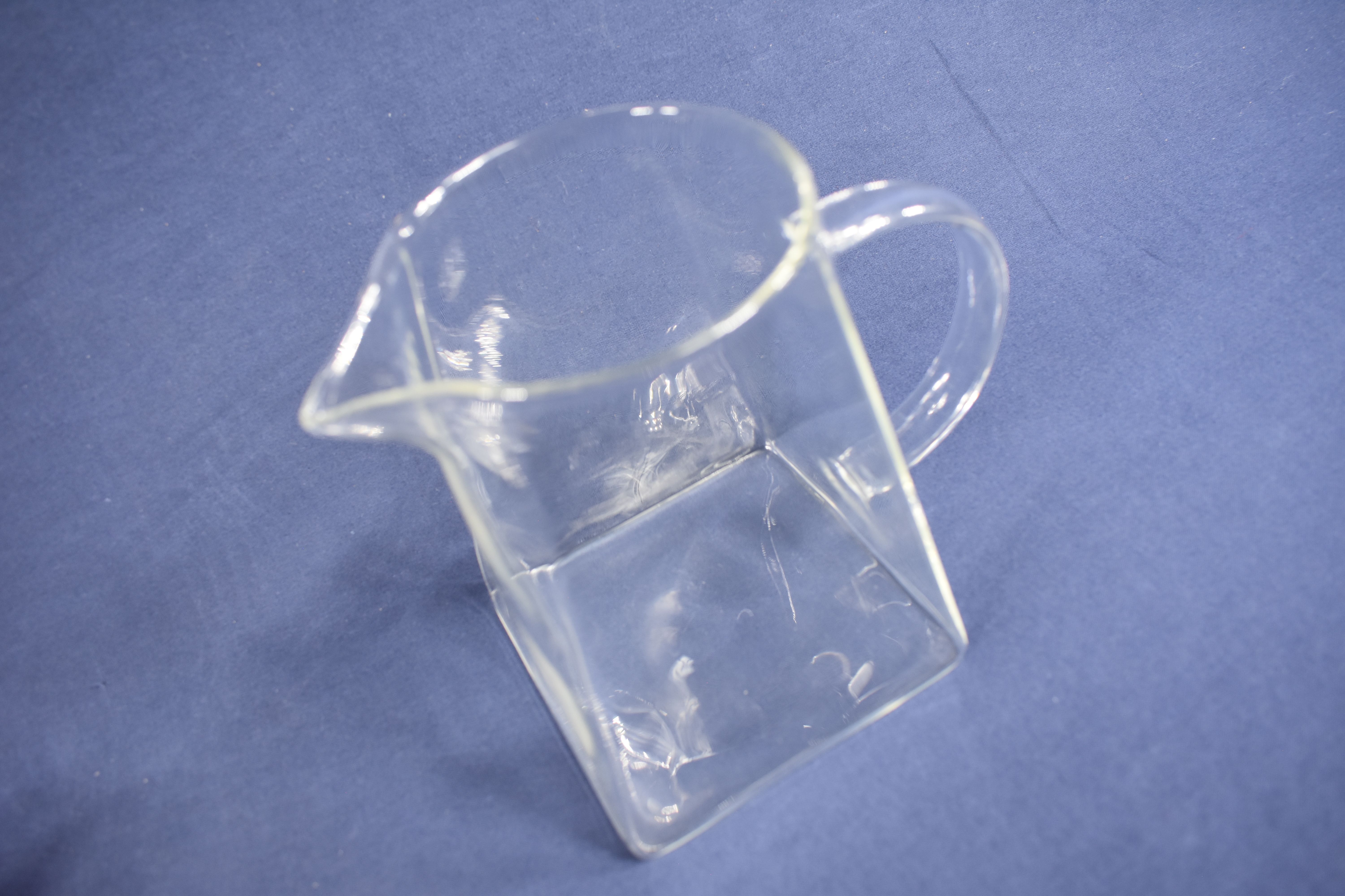 Voir photo 6 de 8 petits " verres à gnole " ( H 5 & D 3 cm ) plus pot crémier gouttes à gouttes. 8 petits " verres à gnole " ( H 5 & D 3 cm ) plus pot crémier gouttes à gouttes. Bon état reconditionné photo 6