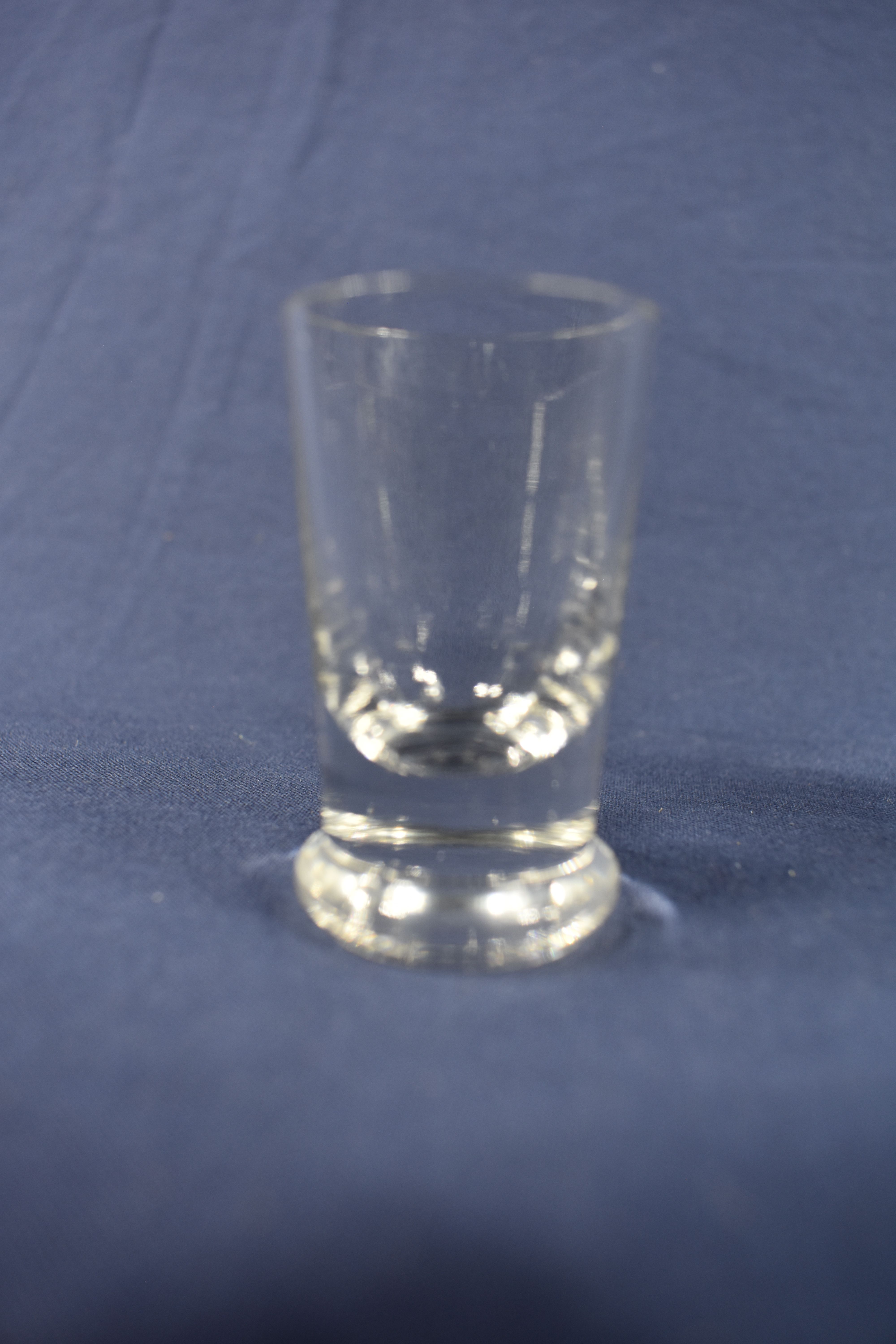 Voir photo 7 de 8 petits " verres à gnole " ( H 5 & D 3 cm ) plus pot crémier gouttes à gouttes. 8 petits " verres à gnole " ( H 5 & D 3 cm ) plus pot crémier gouttes à gouttes. Bon état reconditionné photo 7