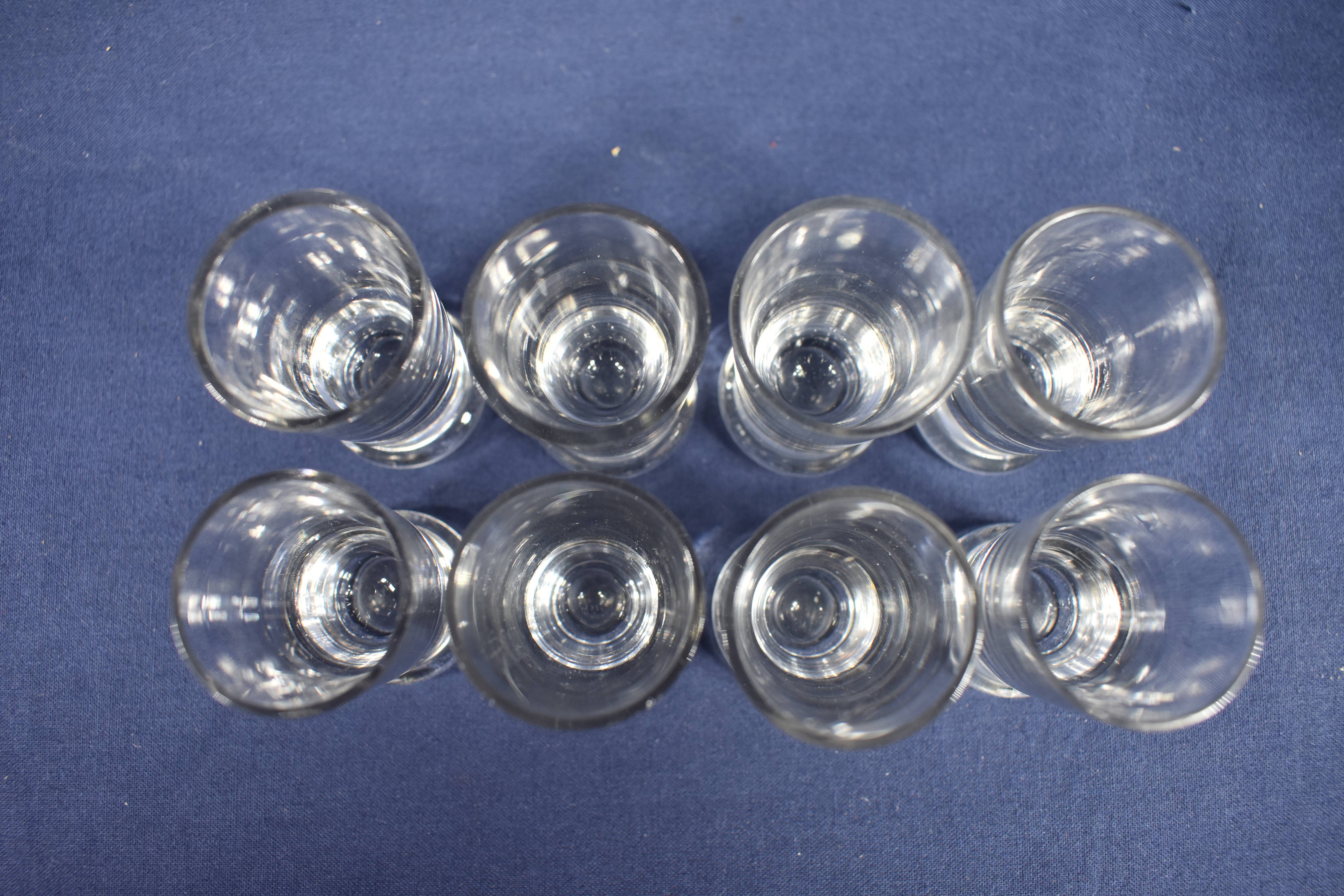 Voir photo 8 de 8 petits " verres à gnole " ( H 5 & D 3 cm ) plus pot crémier gouttes à gouttes. 8 petits " verres à gnole " ( H 5 & D 3 cm ) plus pot crémier gouttes à gouttes. Bon état reconditionné photo 8