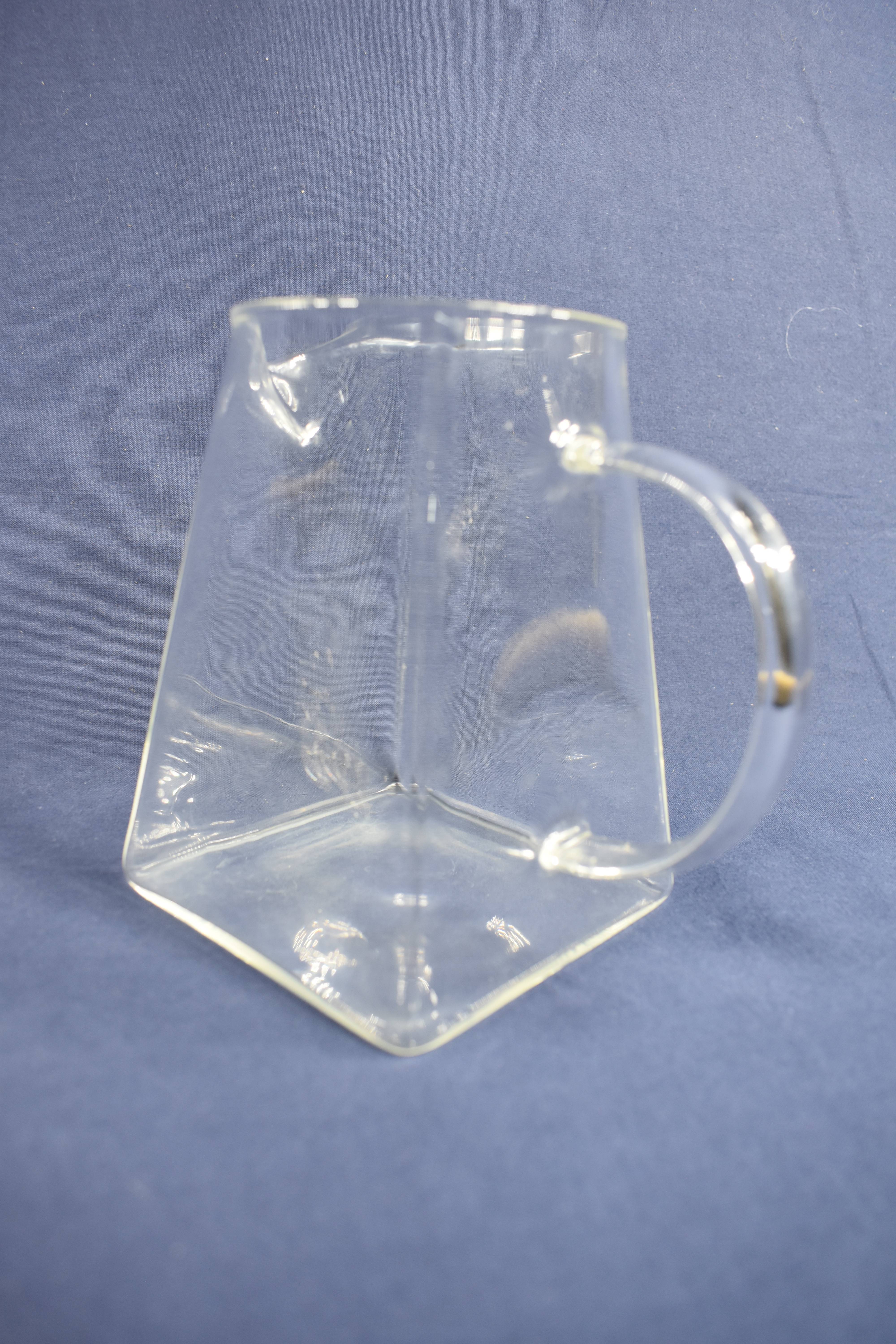 Voir photo 9 de 8 petits " verres à gnole " ( H 5 & D 3 cm ) plus pot crémier gouttes à gouttes. 8 petits " verres à gnole " ( H 5 & D 3 cm ) plus pot crémier gouttes à gouttes. Bon état reconditionné photo 9
