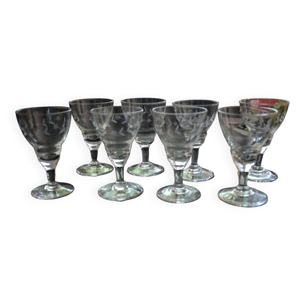 8 petits verres anciens ciselés Bon état reconditionné disponible sur Selency