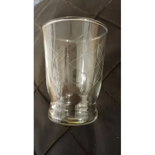 Acheter 9 Verres En Cristalin Gravés- Années 50 occasion - 15,00 € 9 Verres En Cristalin Gravés- Années 50 occasion reconditionné disponible sur Rakuten