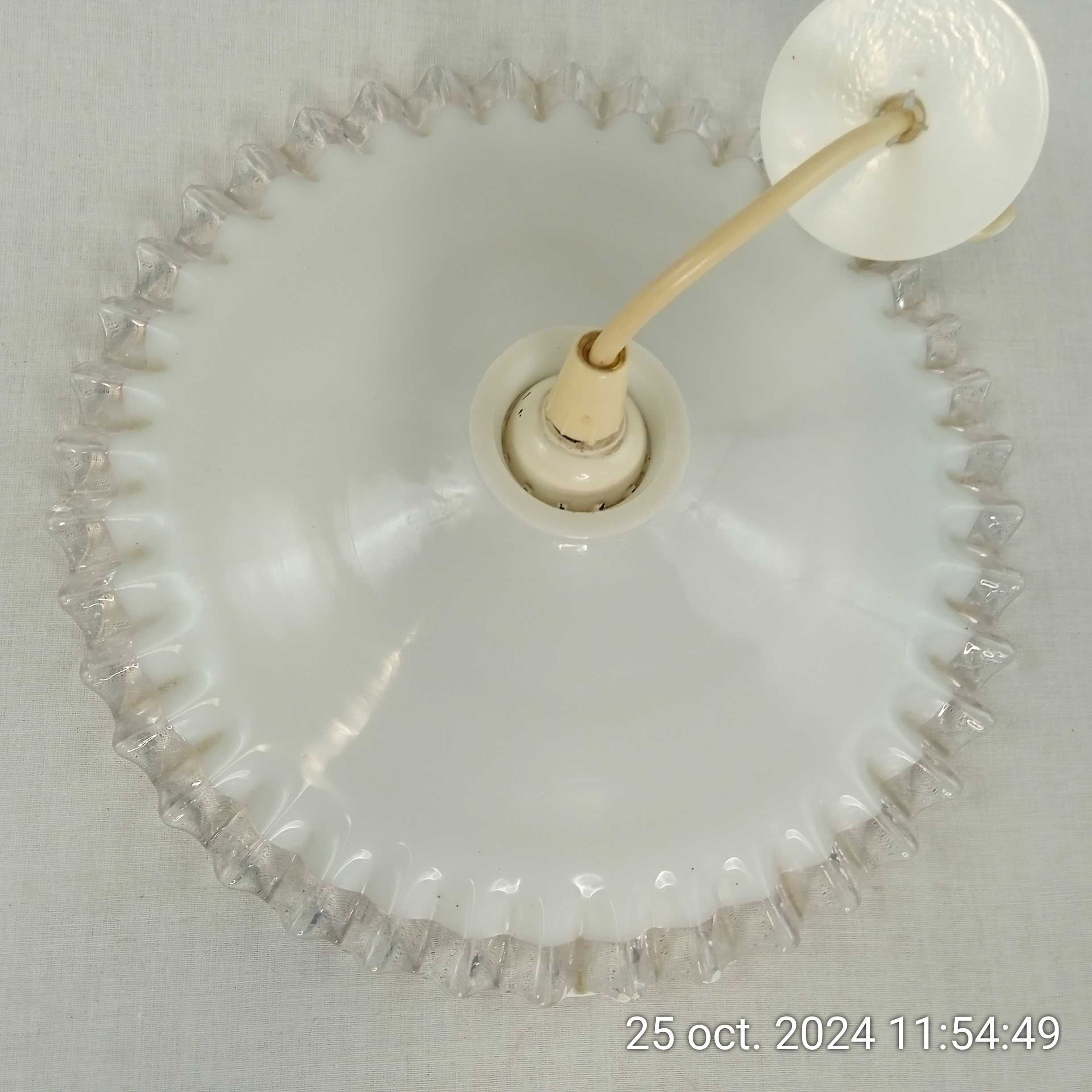 Voir photo 2 de Abat-jour dentelé en opaline blanche 1950 Abat-jour dentelé en opaline blanche 1950 Très bon état reconditionné photo 2