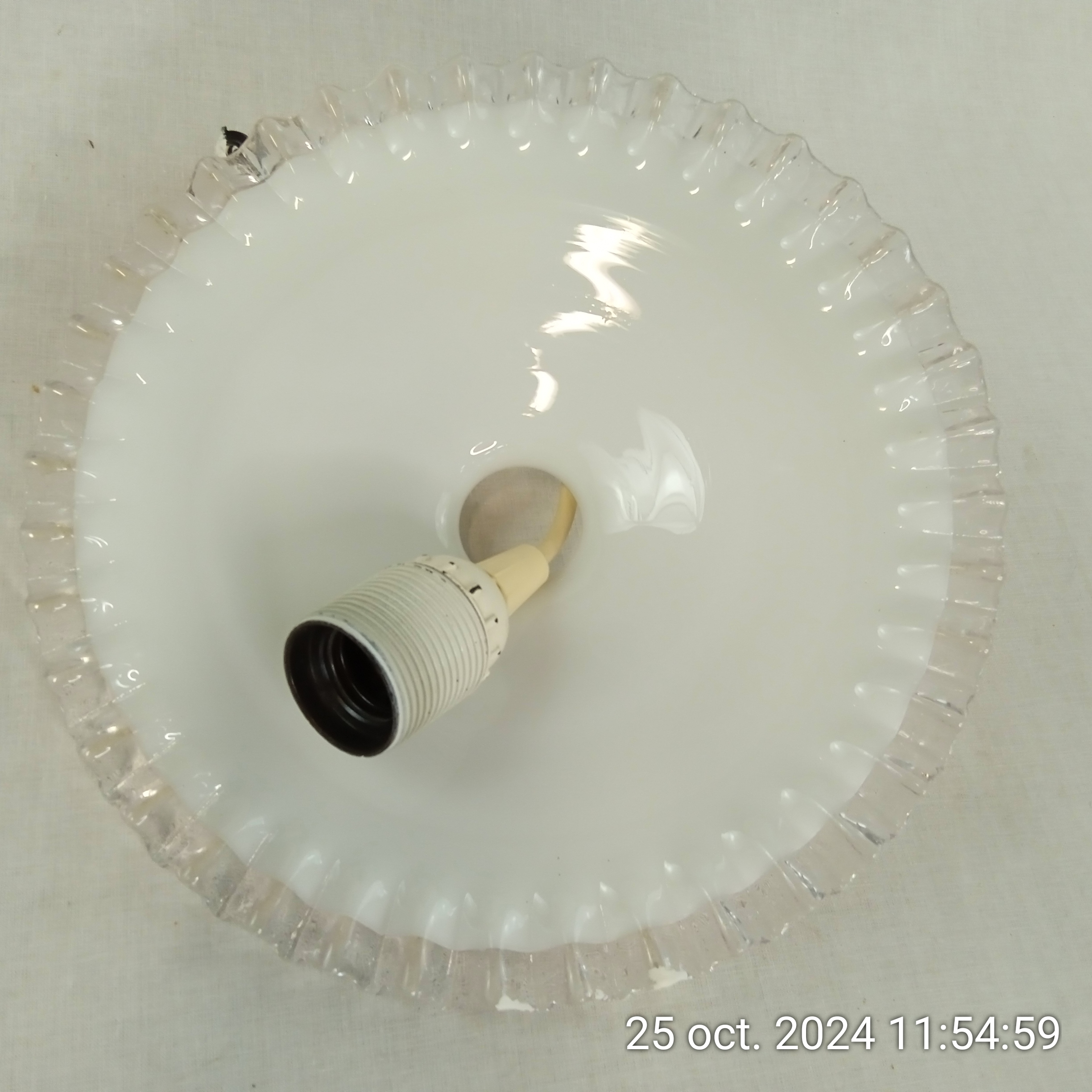 Voir photo 3 de Abat-jour dentelé en opaline blanche 1950 Abat-jour dentelé en opaline blanche 1950 Très bon état reconditionné photo 3