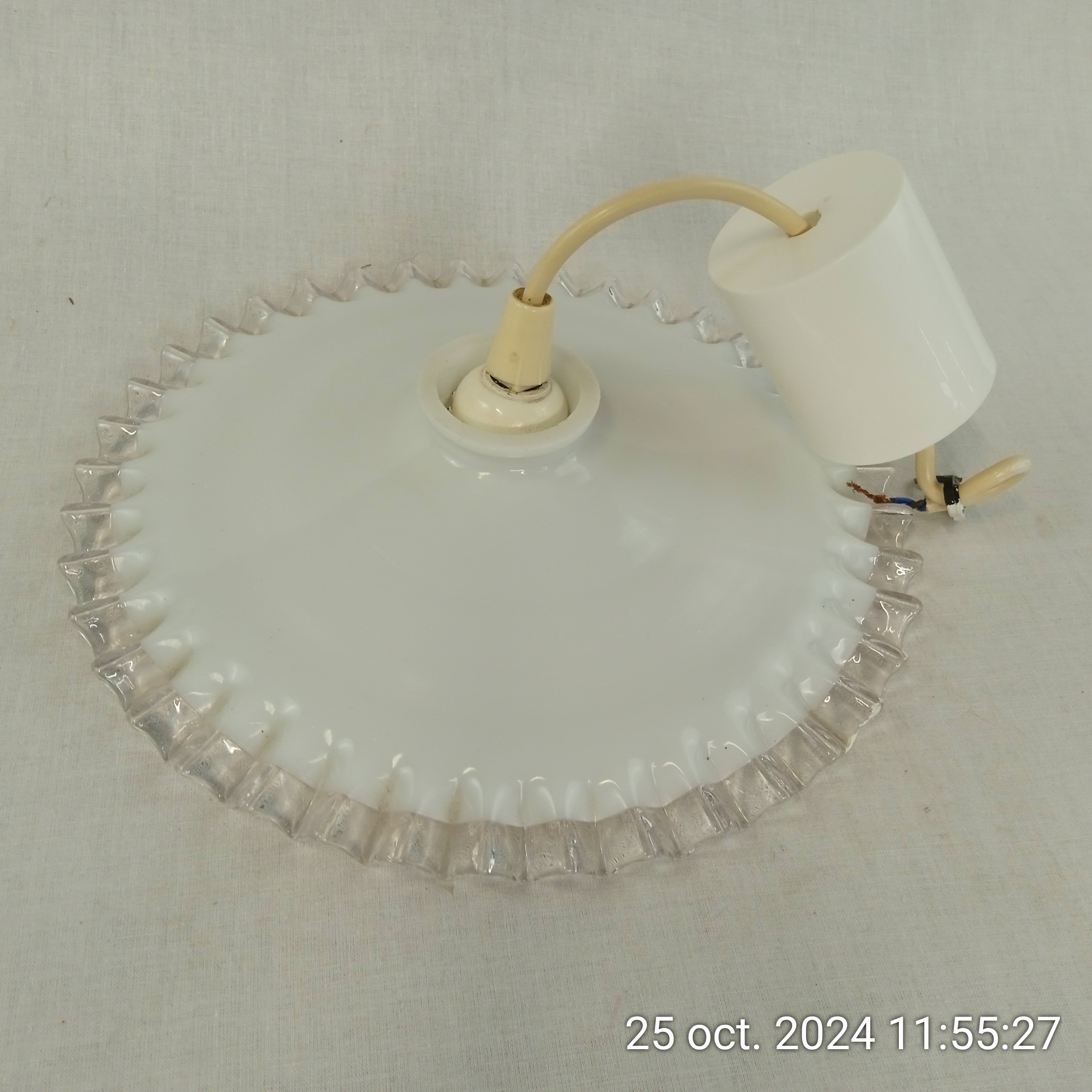 Voir photo 4 de Abat-jour dentelé en opaline blanche 1950 Abat-jour dentelé en opaline blanche 1950 Très bon état reconditionné photo 4