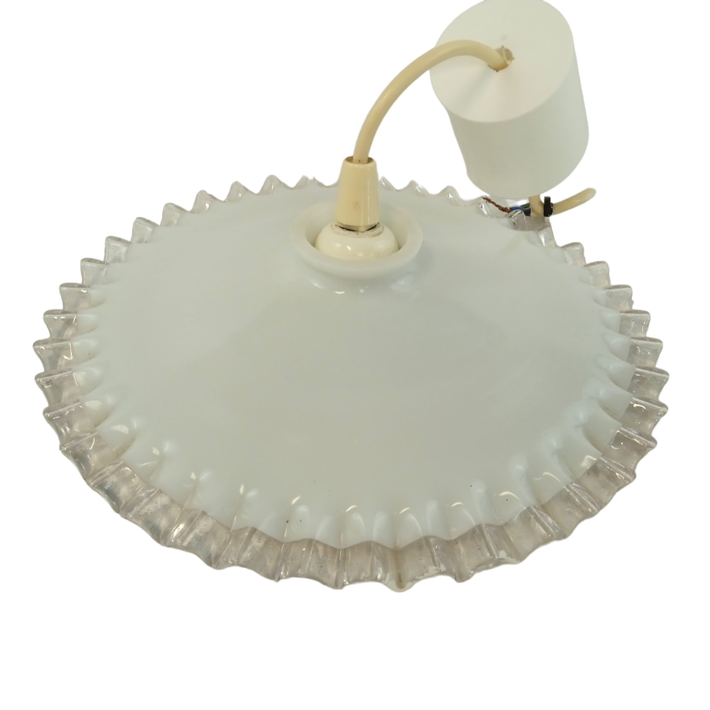 Abat-jour dentelé en opaline blanche 1950 Très bon état - 34,00 € Abat-jour dentelé en opaline blanche 1950 Très bon état reconditionné disponible sur Label Emmaüs